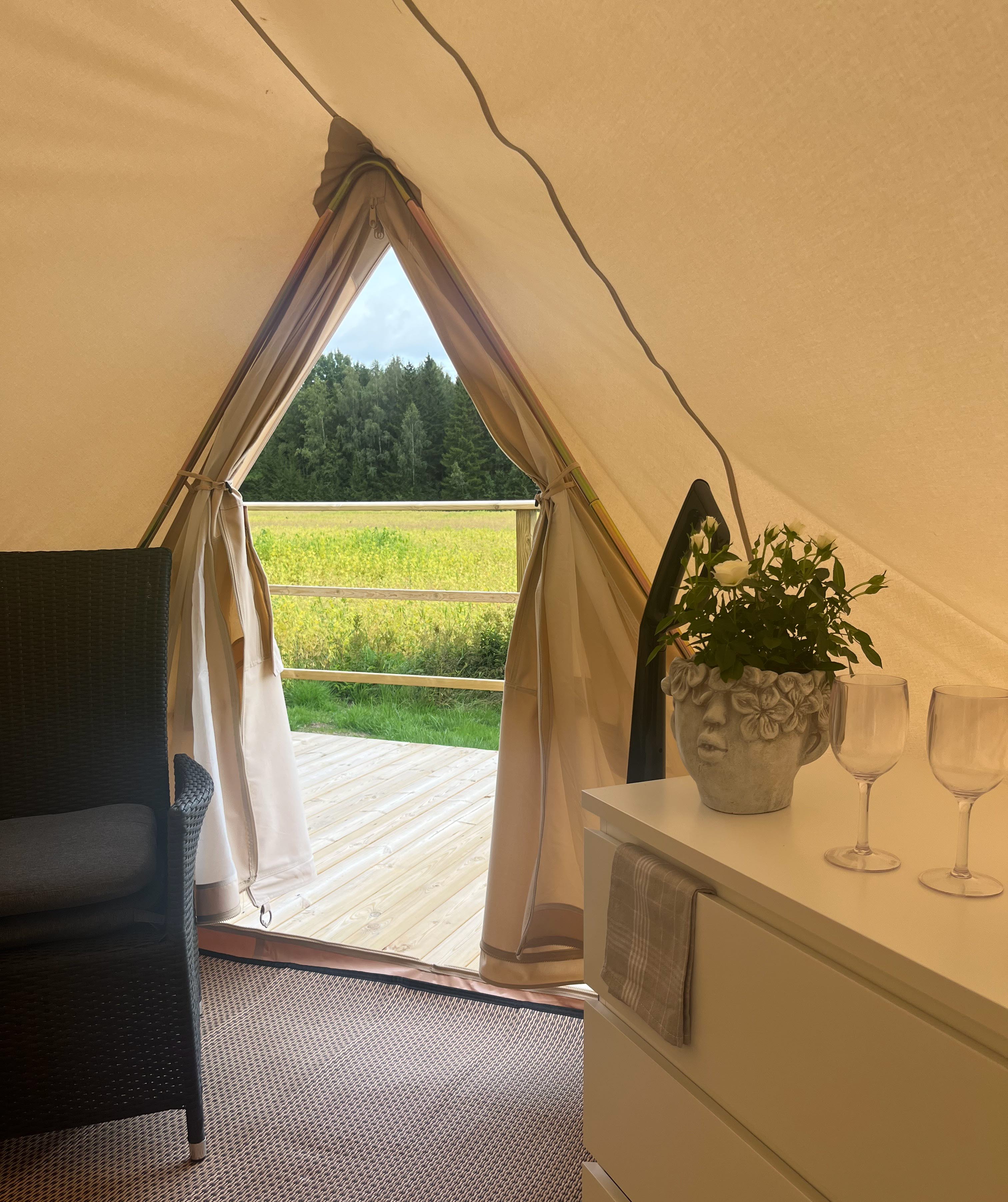 Utsikten inifrån glampingtältet