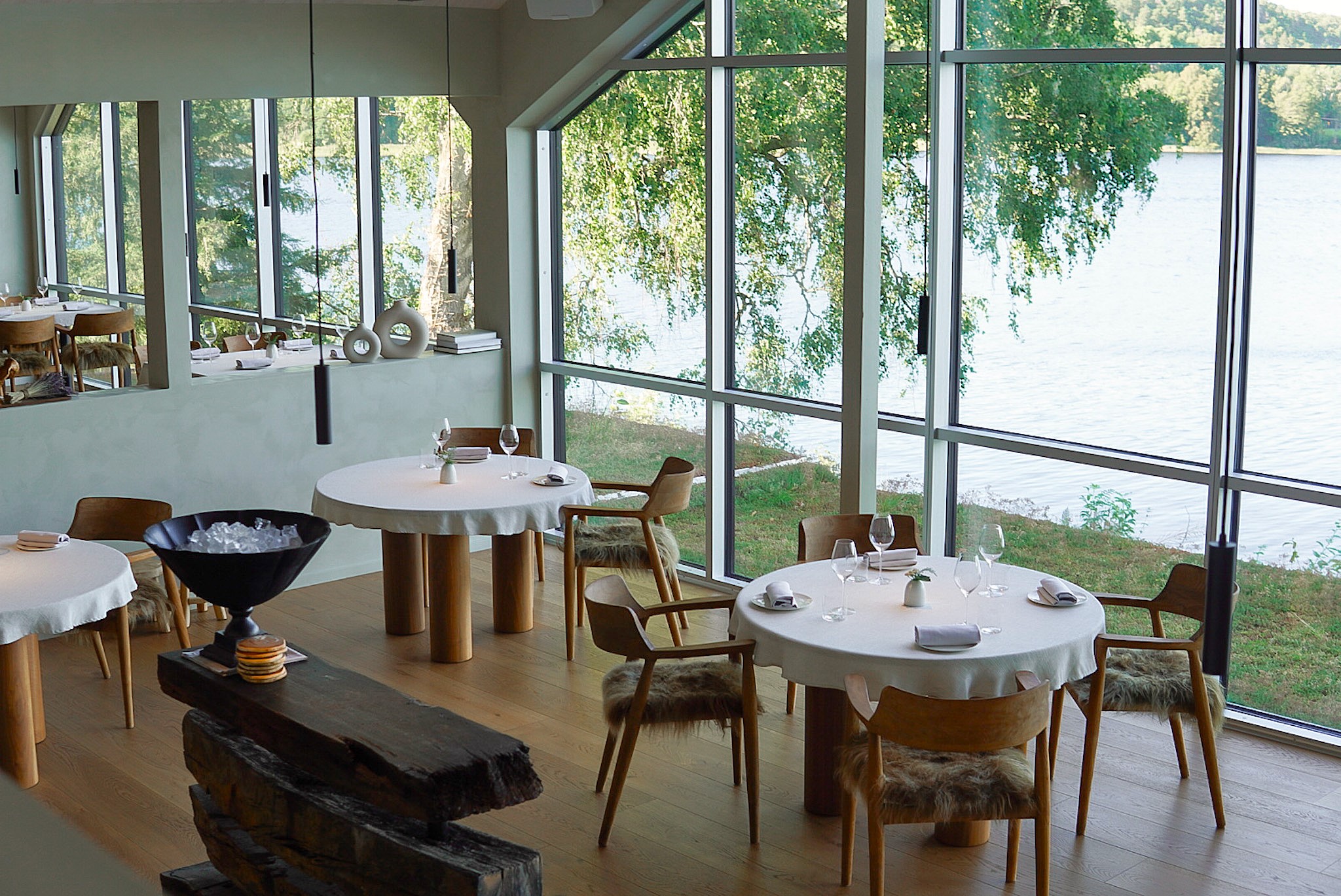 Inglasad interiör på Restaurang Signum med vacker utsikt över sjön