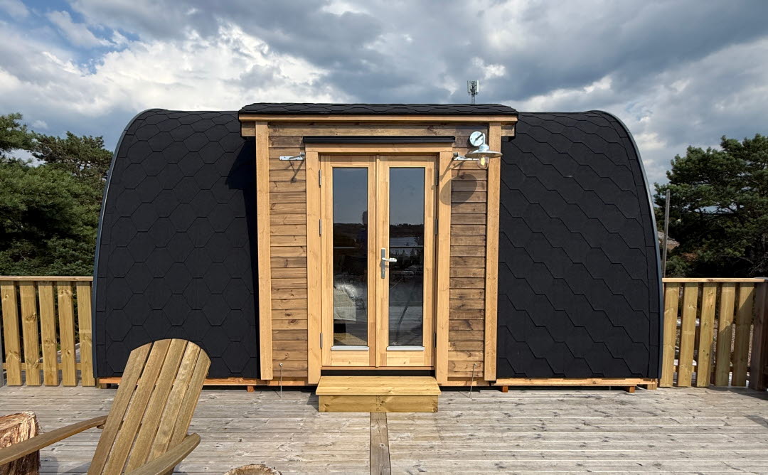Grebbestadfjorden’s glamping pod with a spacious terrace and sun deck