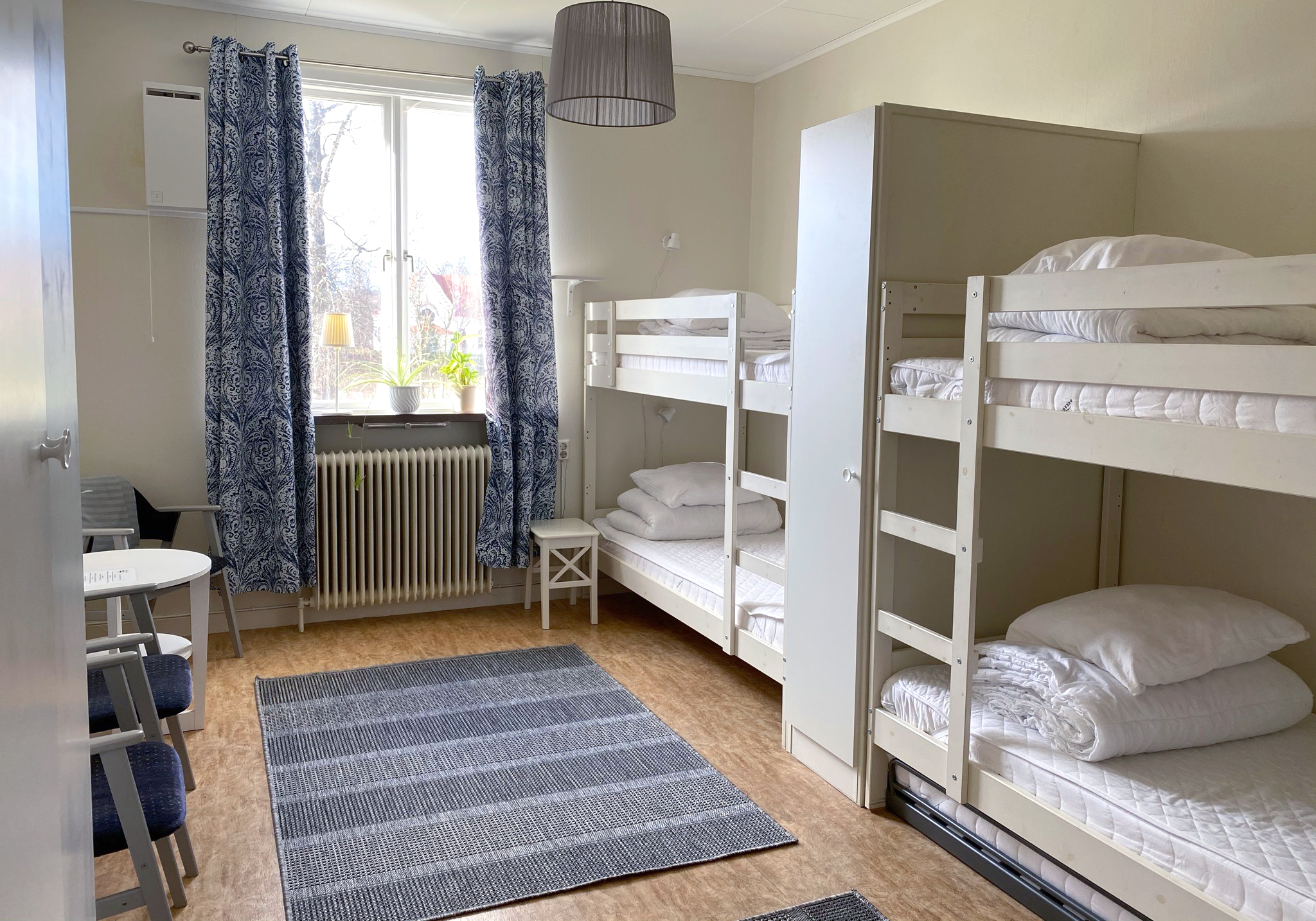 Ett rum med dubbla våningsängar, Kalvs skolhus