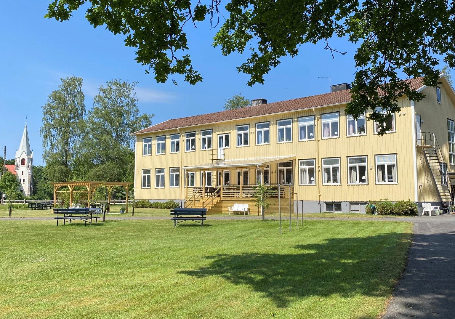 Exteriörbild på Kalvs skolhus med ny veranda