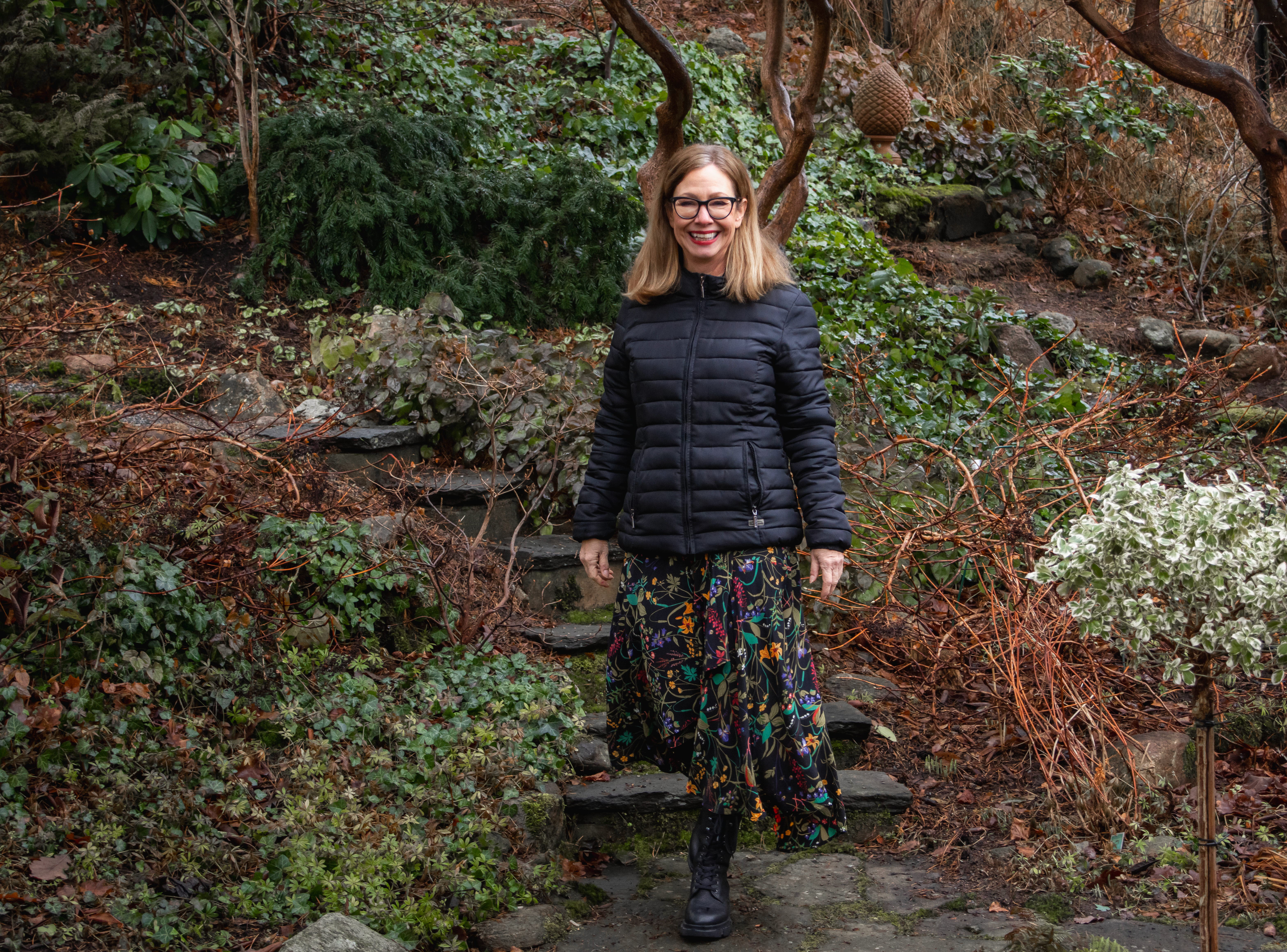 Kvinna i en trädgård