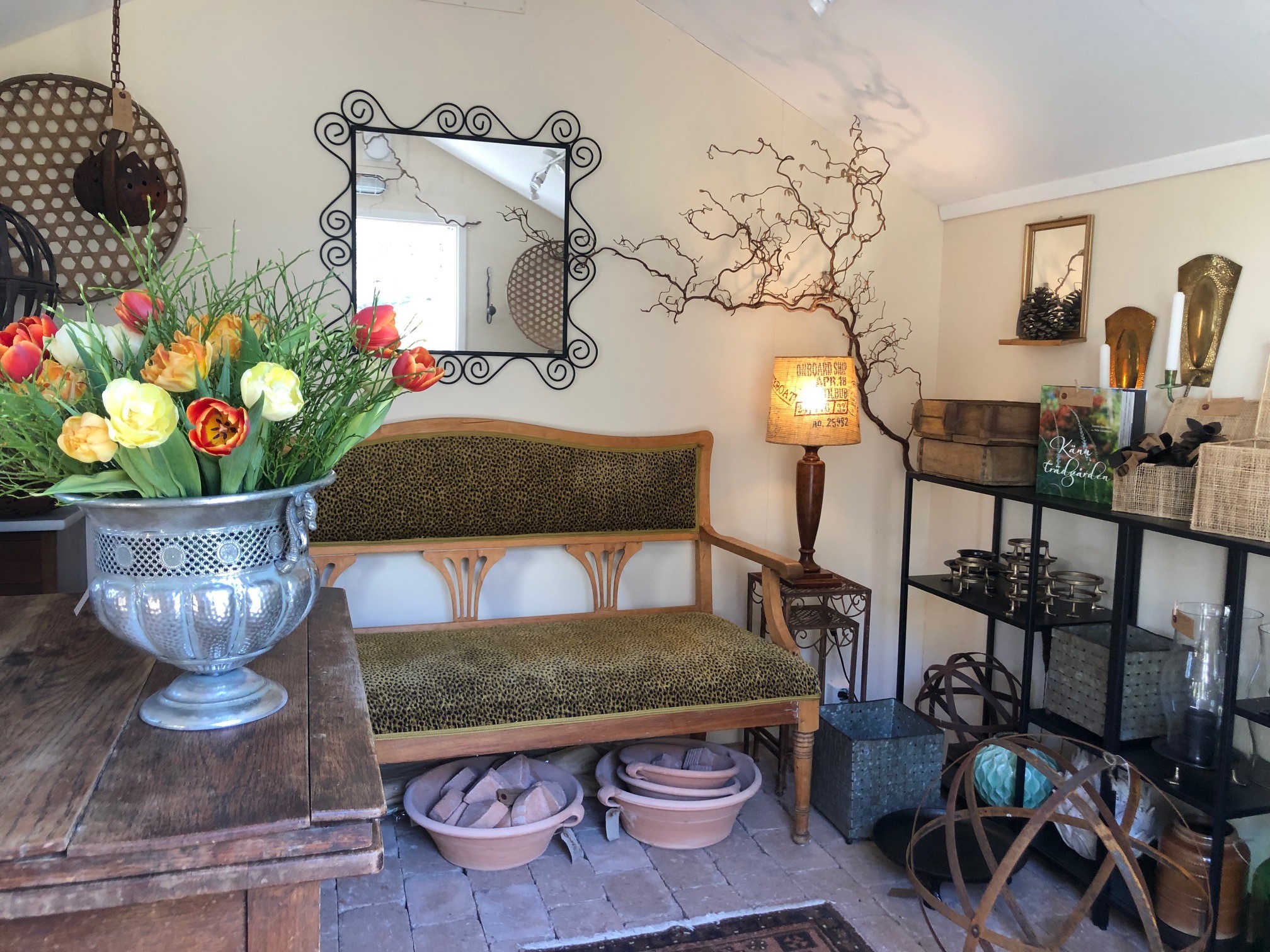 Rum med en soffan and andra inredningsdetaljer.