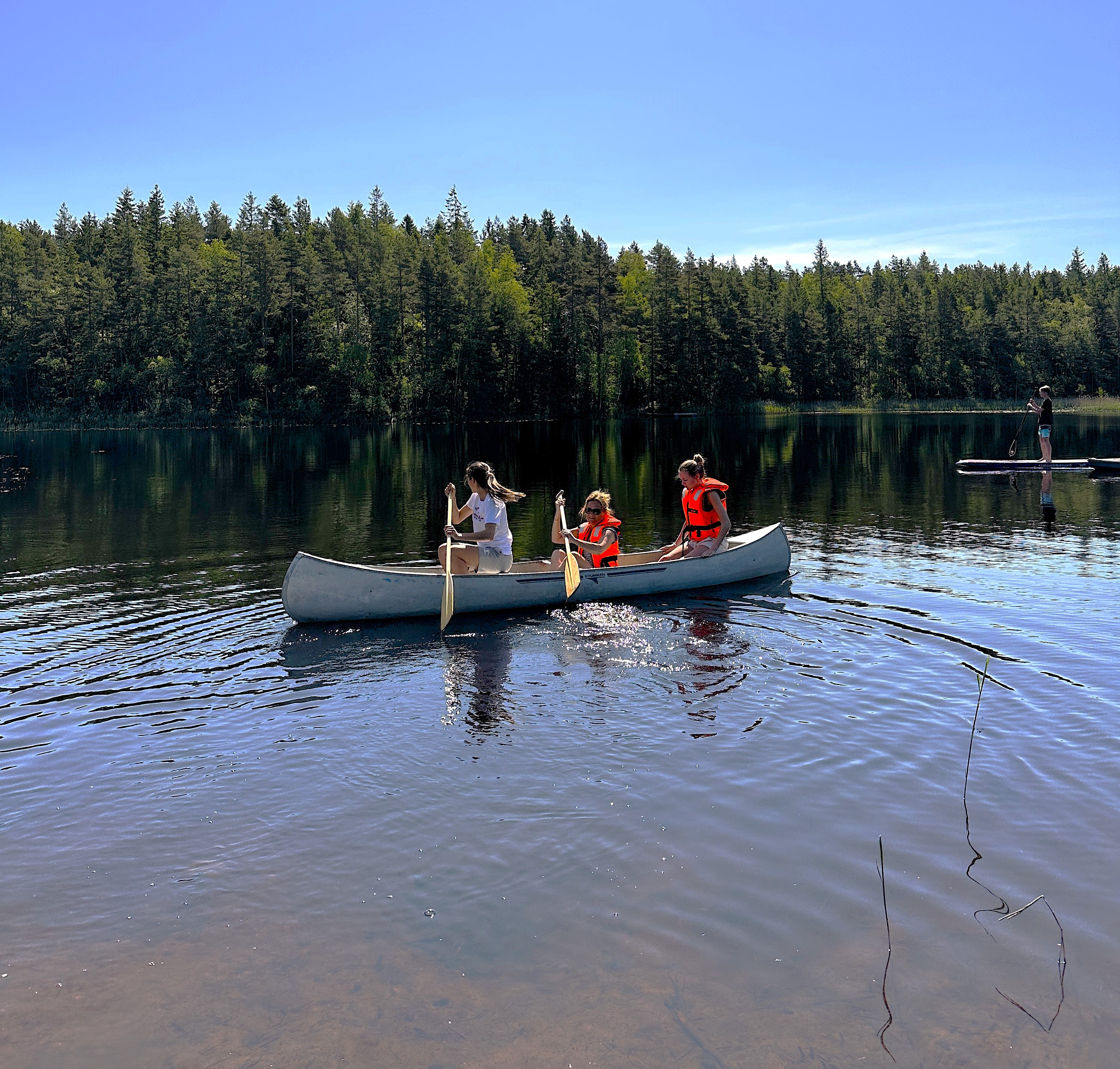 Kanotpaddling i sjön vid Gråbogården