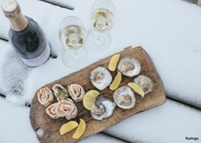 Ostron, snittar och chapagne på Karingos snötäckta brygga