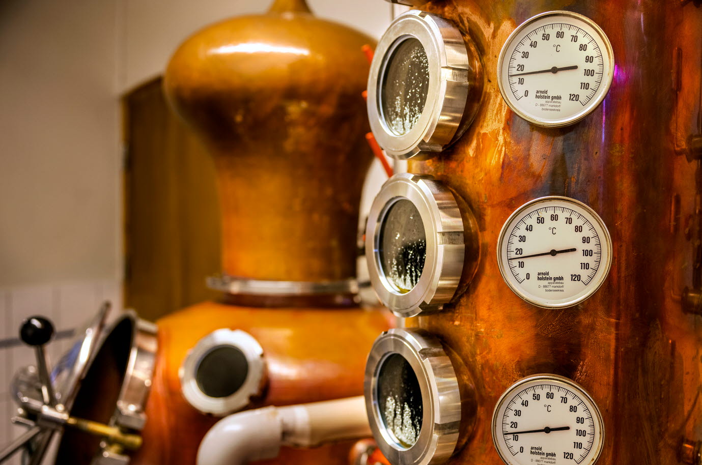 Copper barrels för brewing locally produced beer