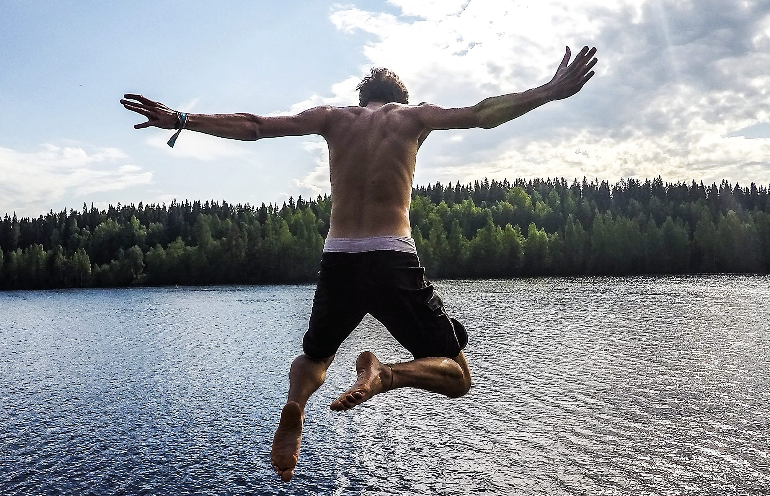 Badande kille vid en sjö i området kring Kroppefjäll Bed & Breakfast.