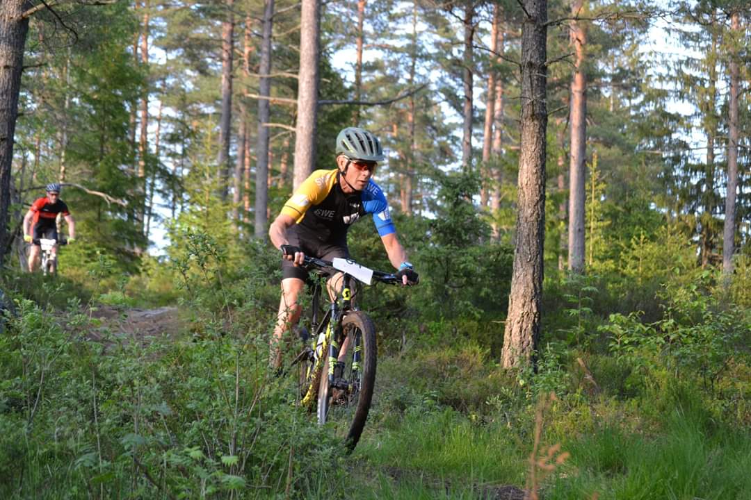 Mountainbike cyklist i skogen vid Kroppefjäll