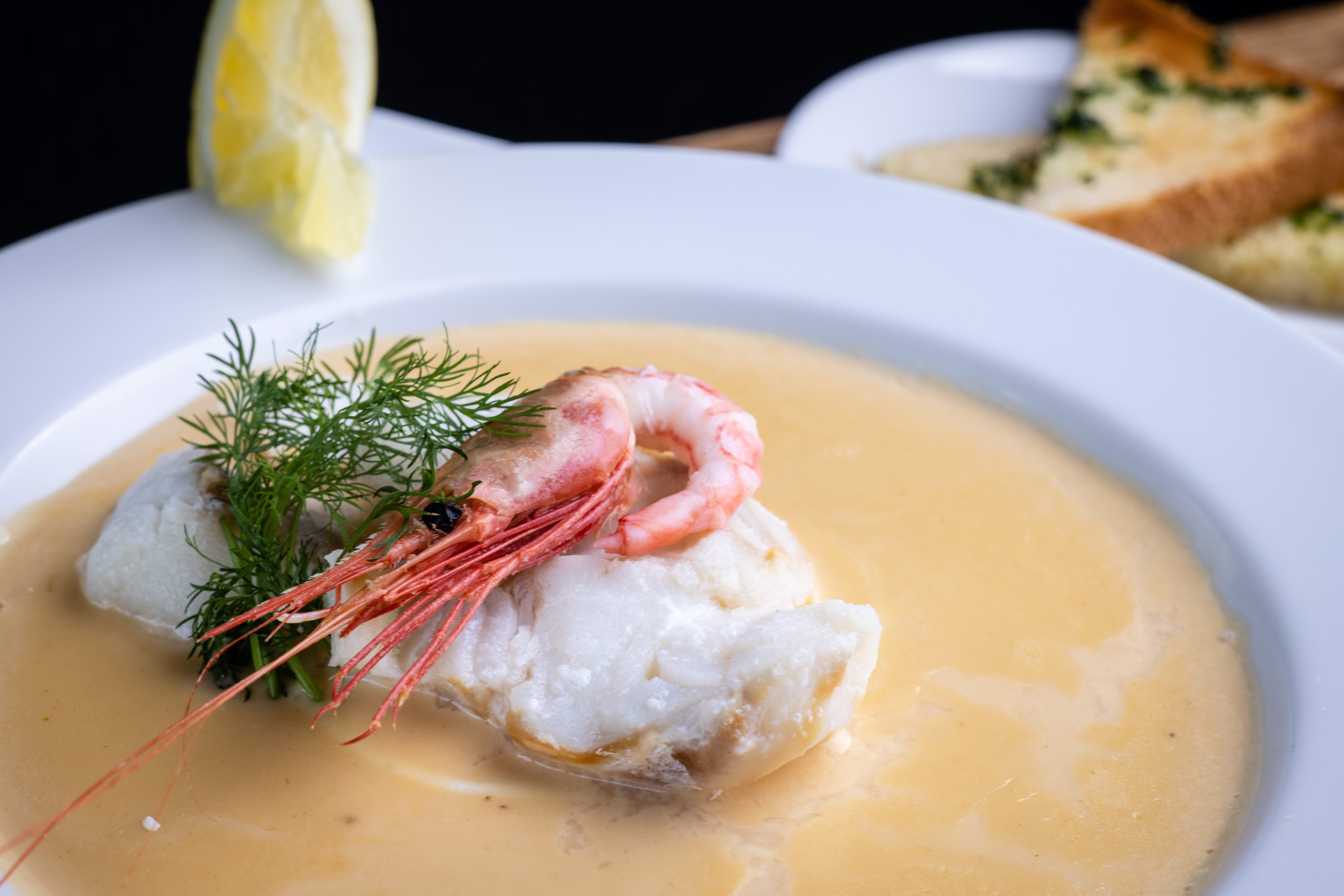 Läcker maträtt med vitfisk, räka och fiskfond på Norra Varvet Bistro & Kök 