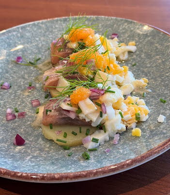 Läcker silltallrik med rom, ägg och dill på Hotell Sillen i Lysekil