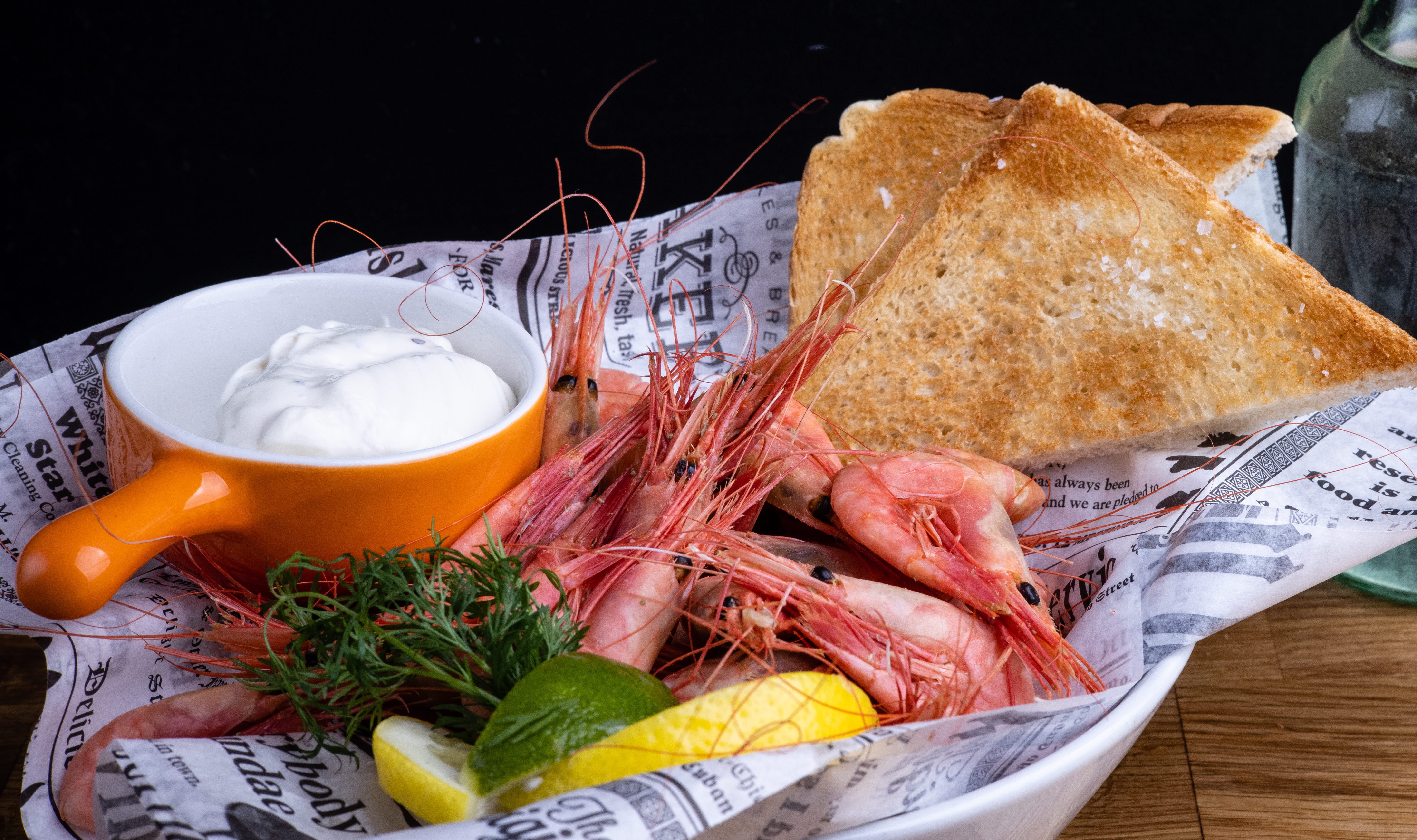 Läcker snabbmatstallrik med räkor, aioli och bröd på Norra Varvet Bistro & Kök