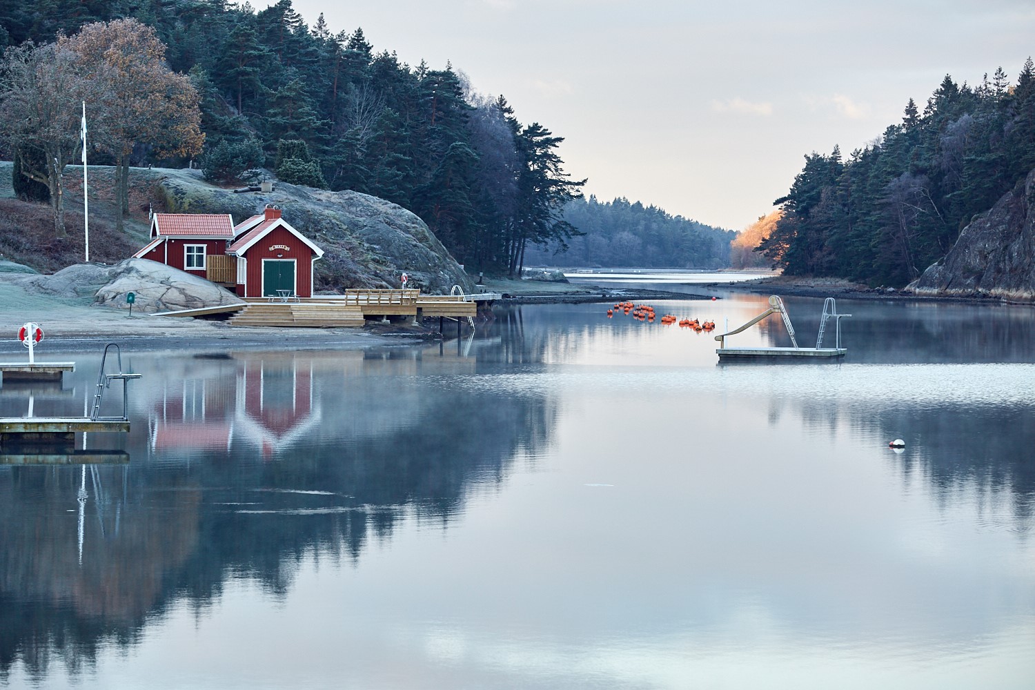 Vatten intill Lagunen Camping.