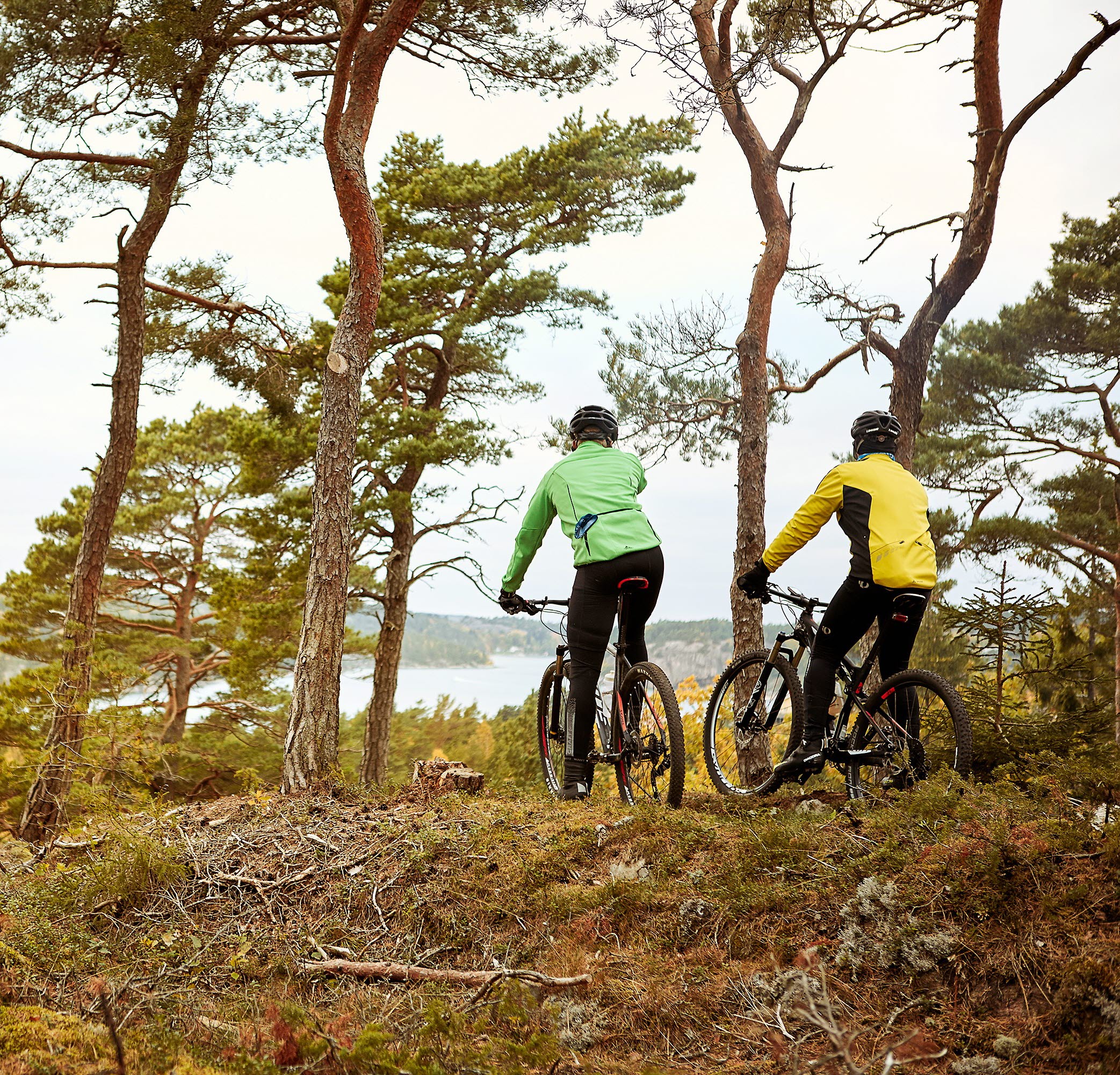 Två cyklister som njuter av utsikten i närheten av Lagunen Camping.