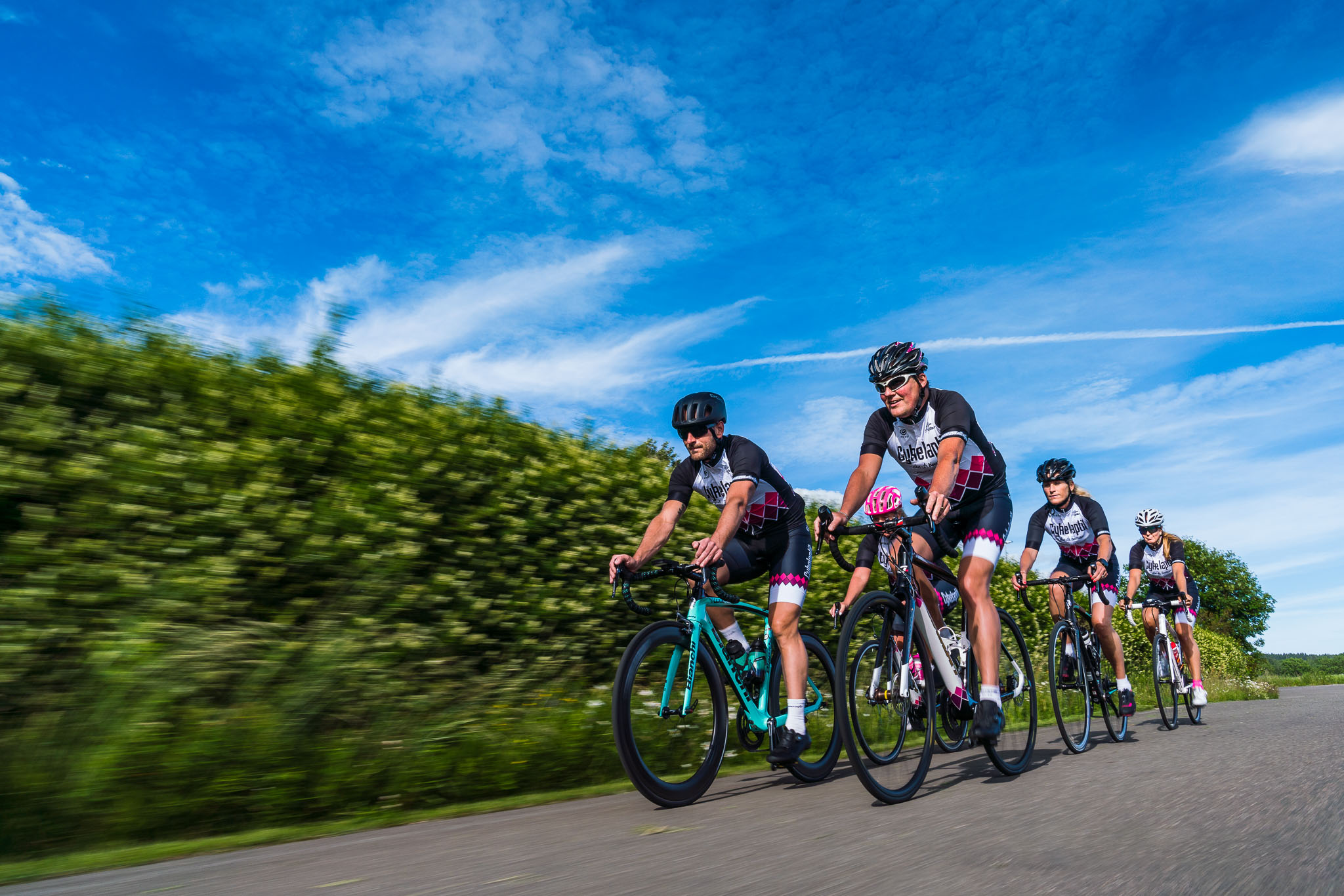 Cyklister på en landsväg.
