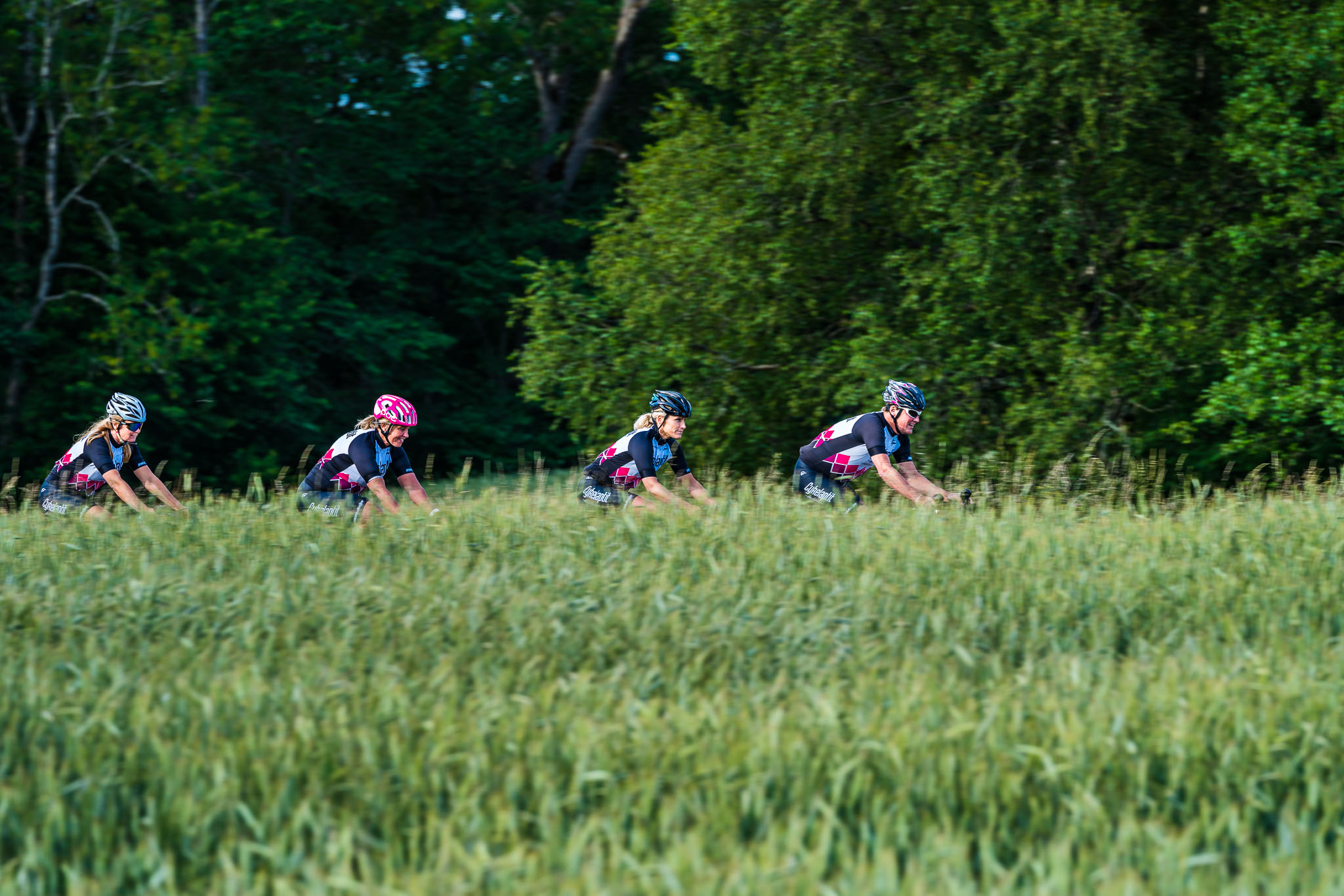Cyklister på en landsväg.