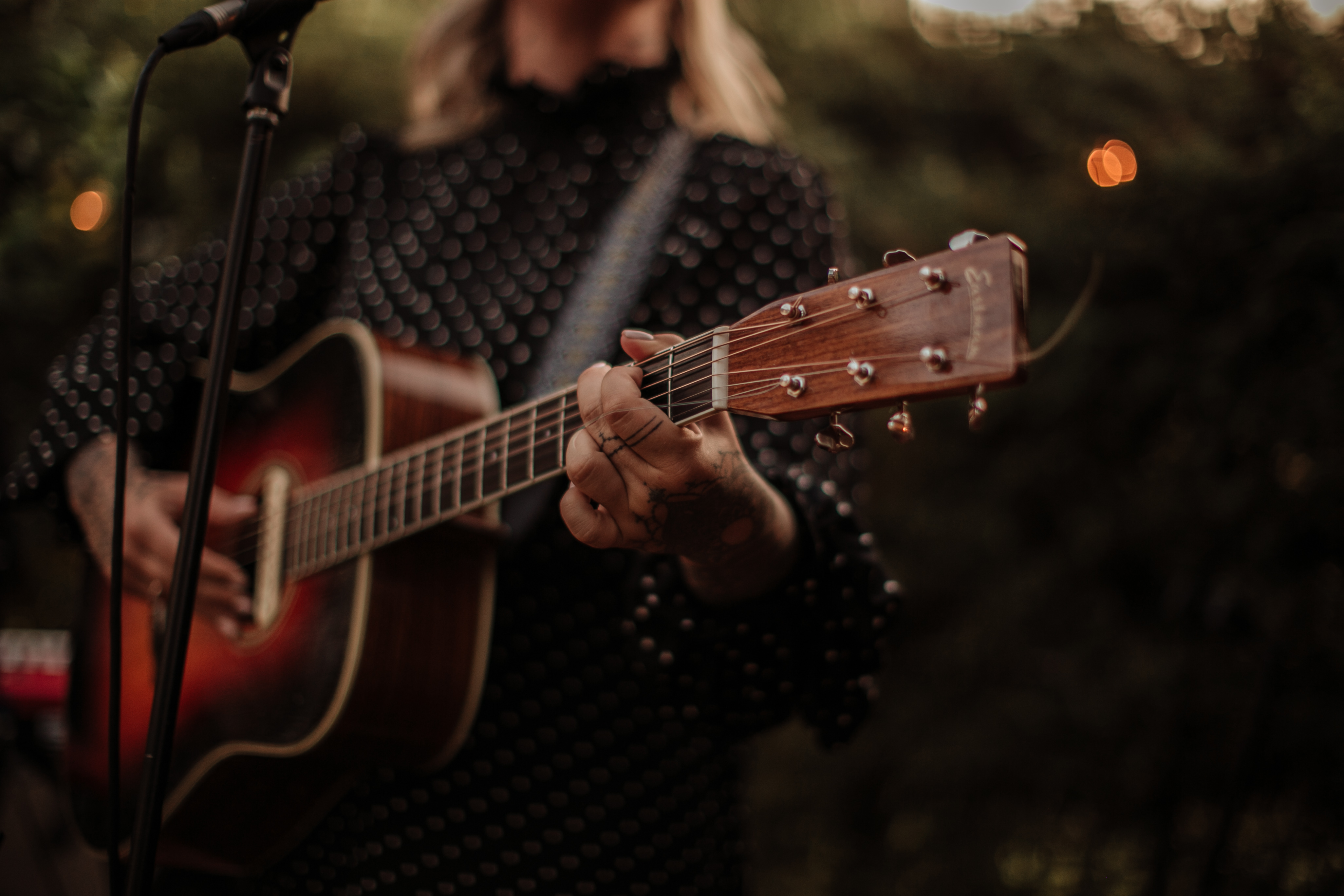 Kvinnlig artist med akustisk gitarr