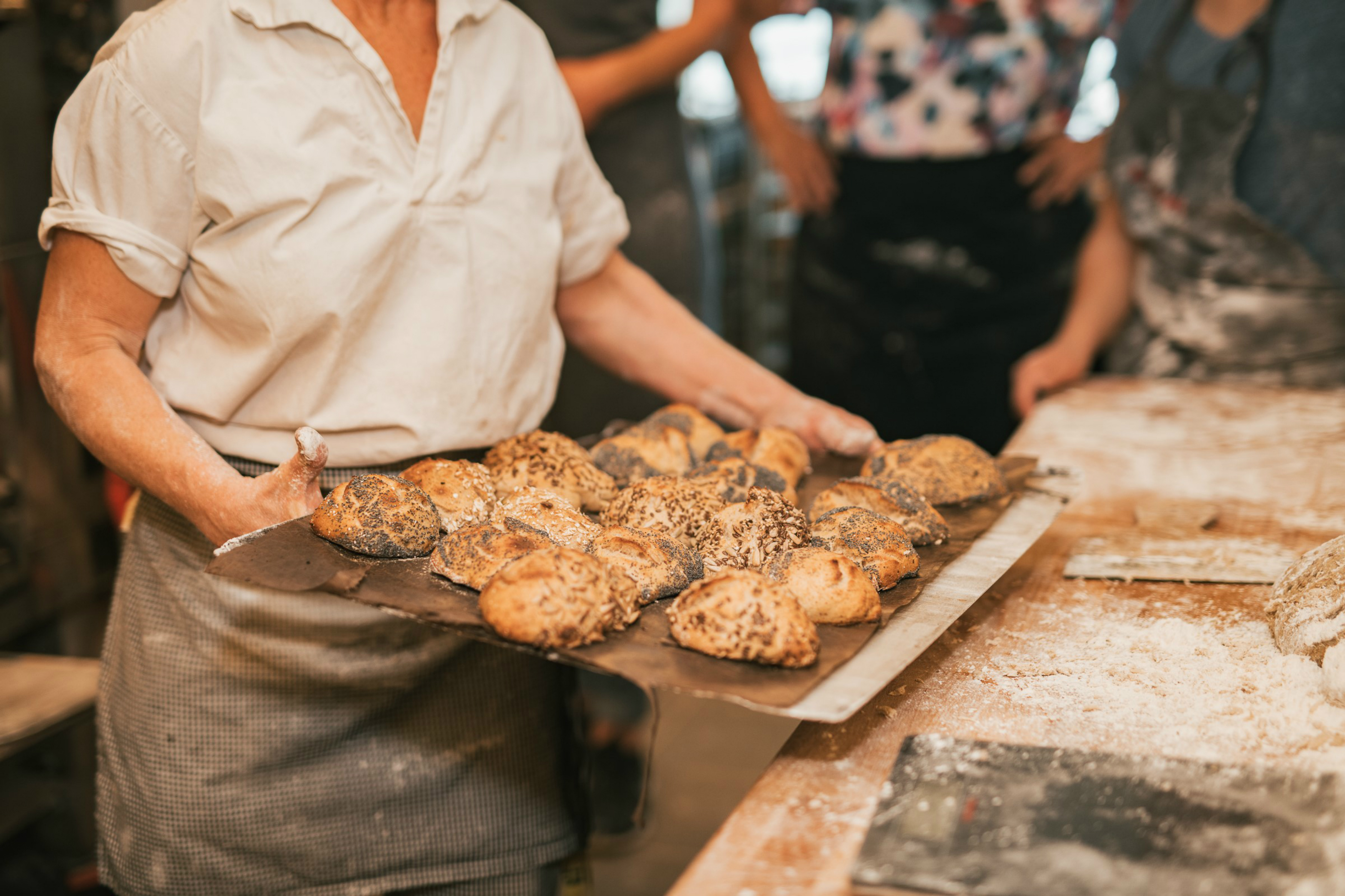 Lotta bakar bröd på Lottas bak & form.

