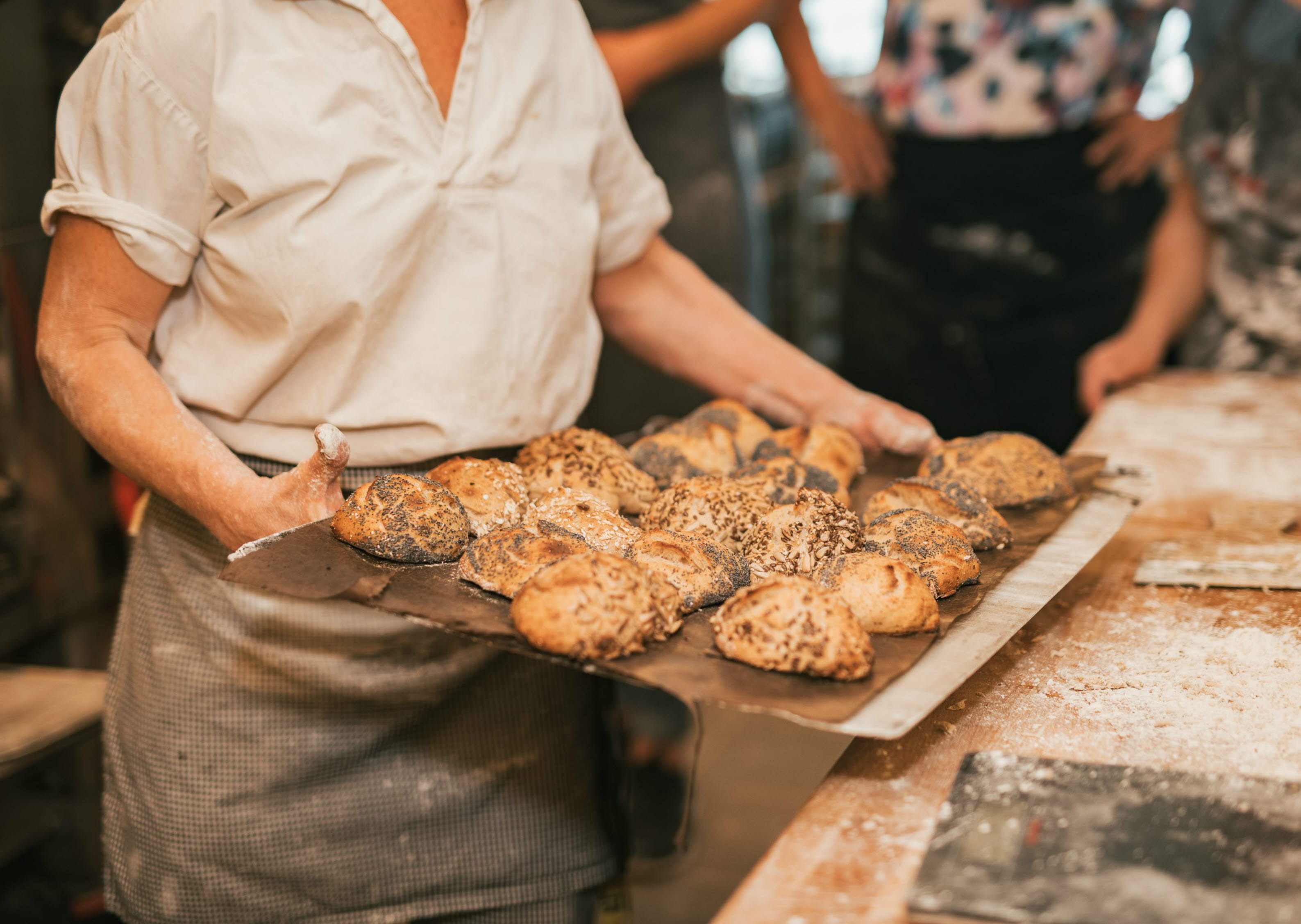 Lotta bakar bröd på Lottas bak & form.
