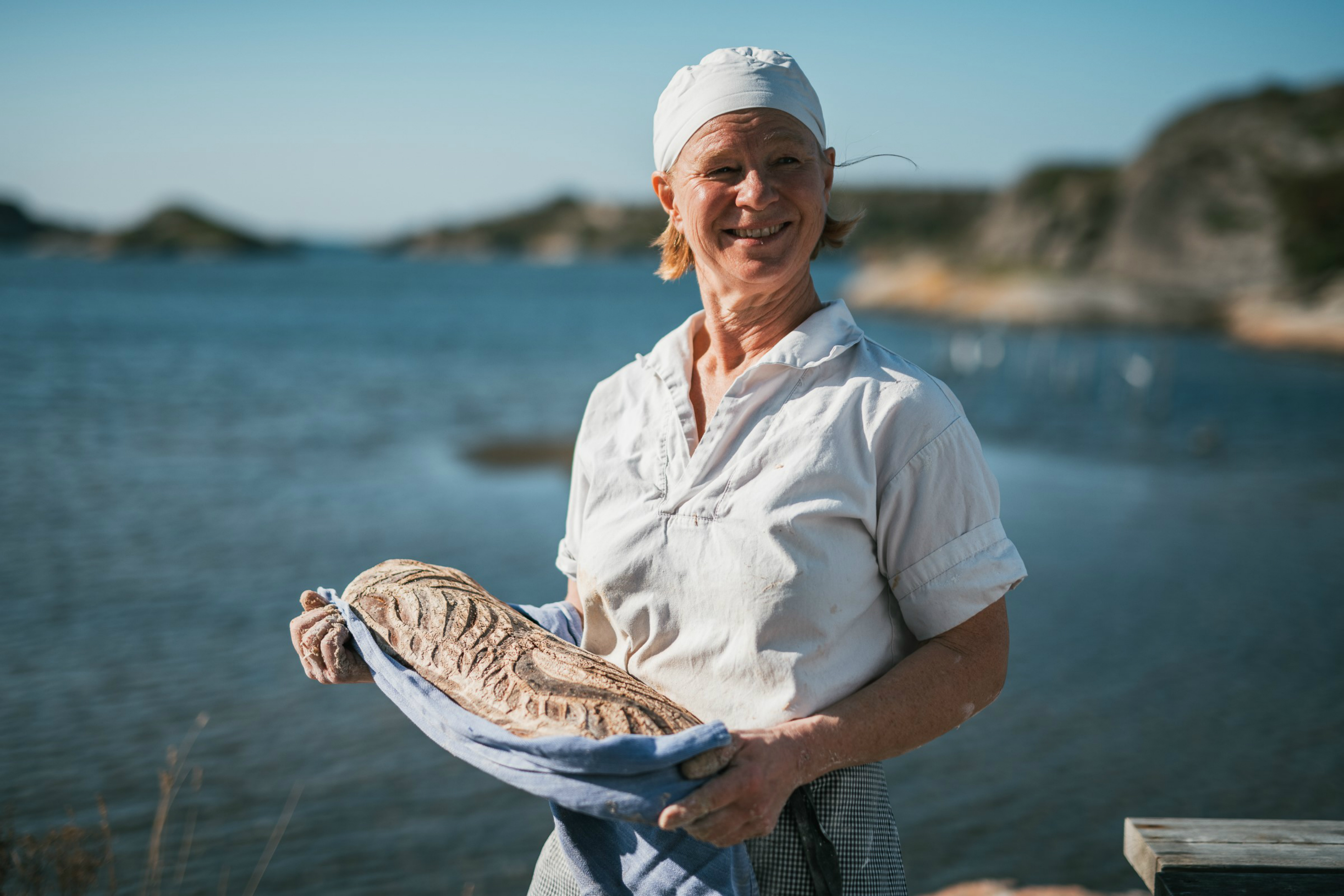 Lotta med bröd på Lottas bak & form.
