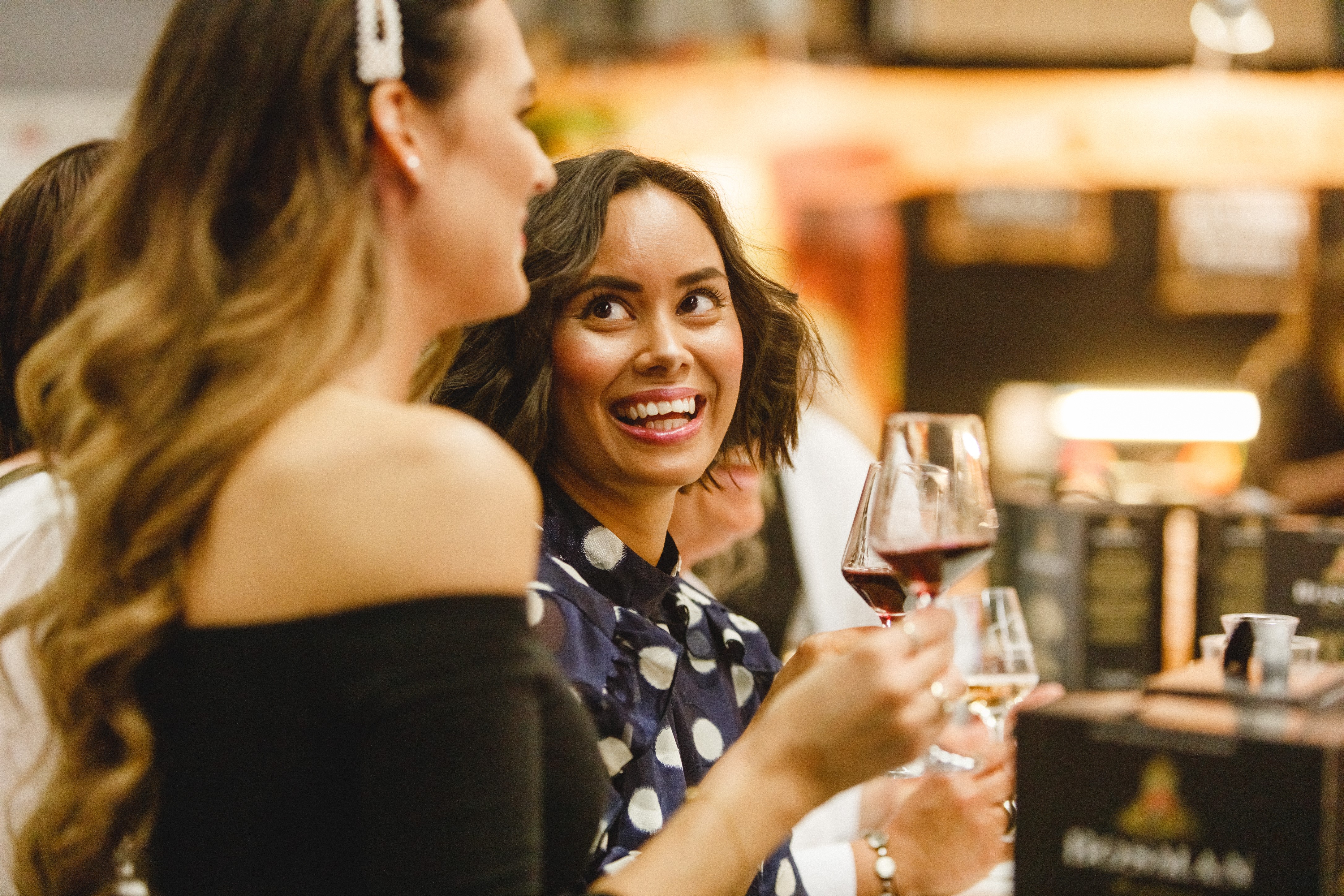 Två kvinnor smakar på vin