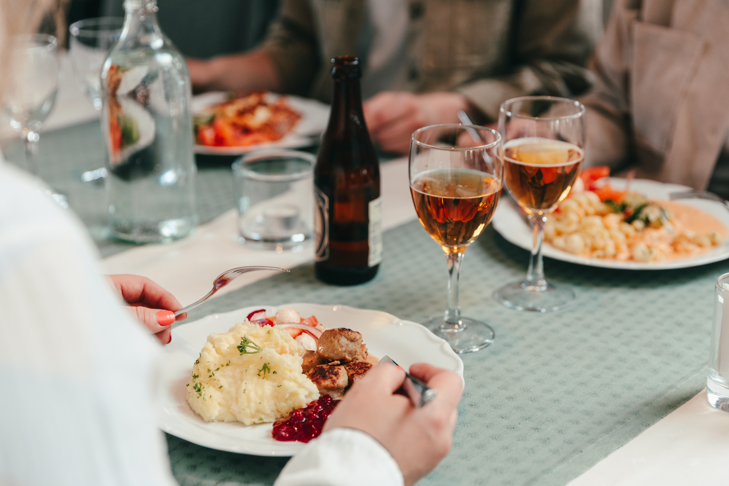 Guests are having dinner at Lumber & Karle