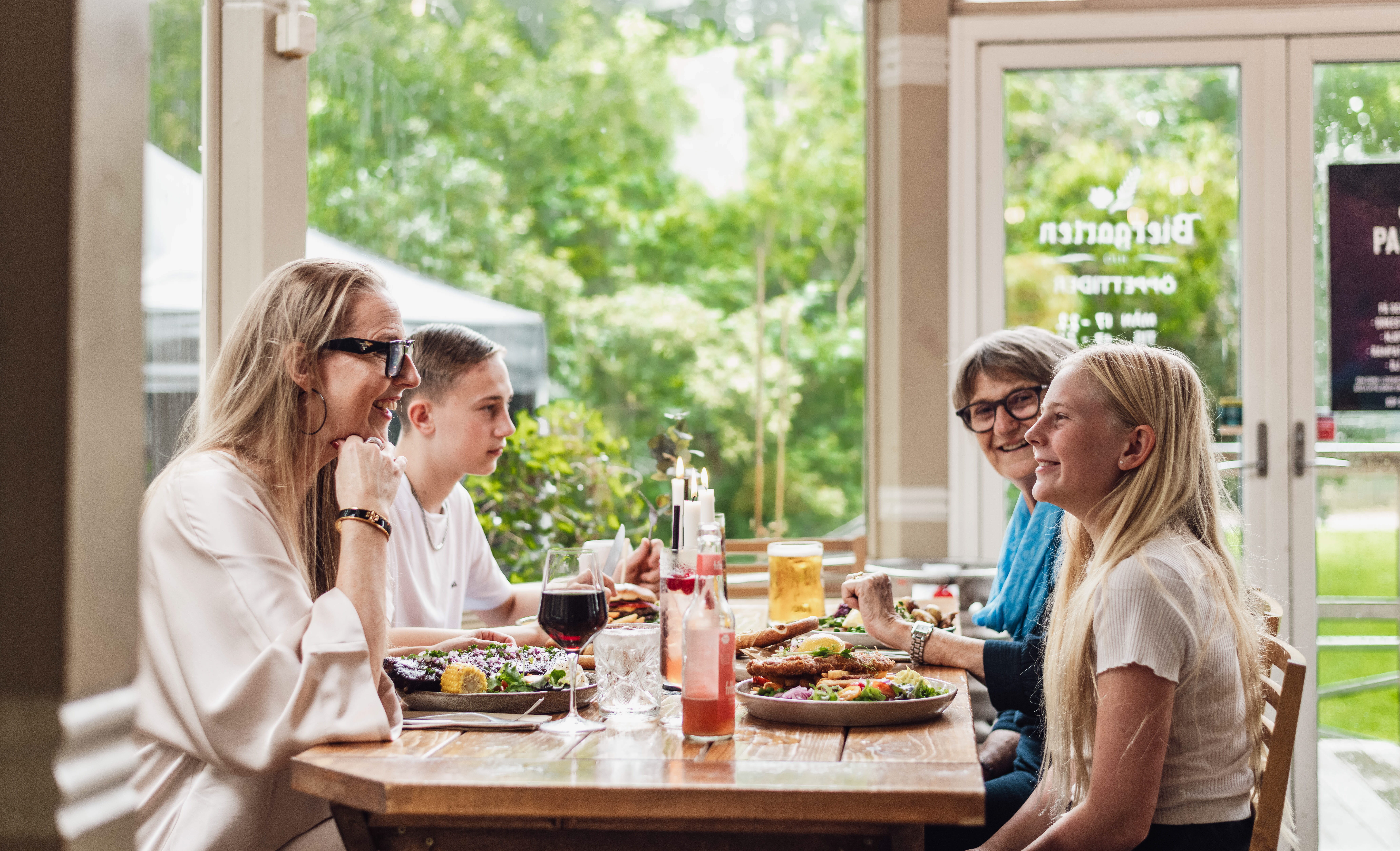 Middagssällskap på Biergarten Hjo