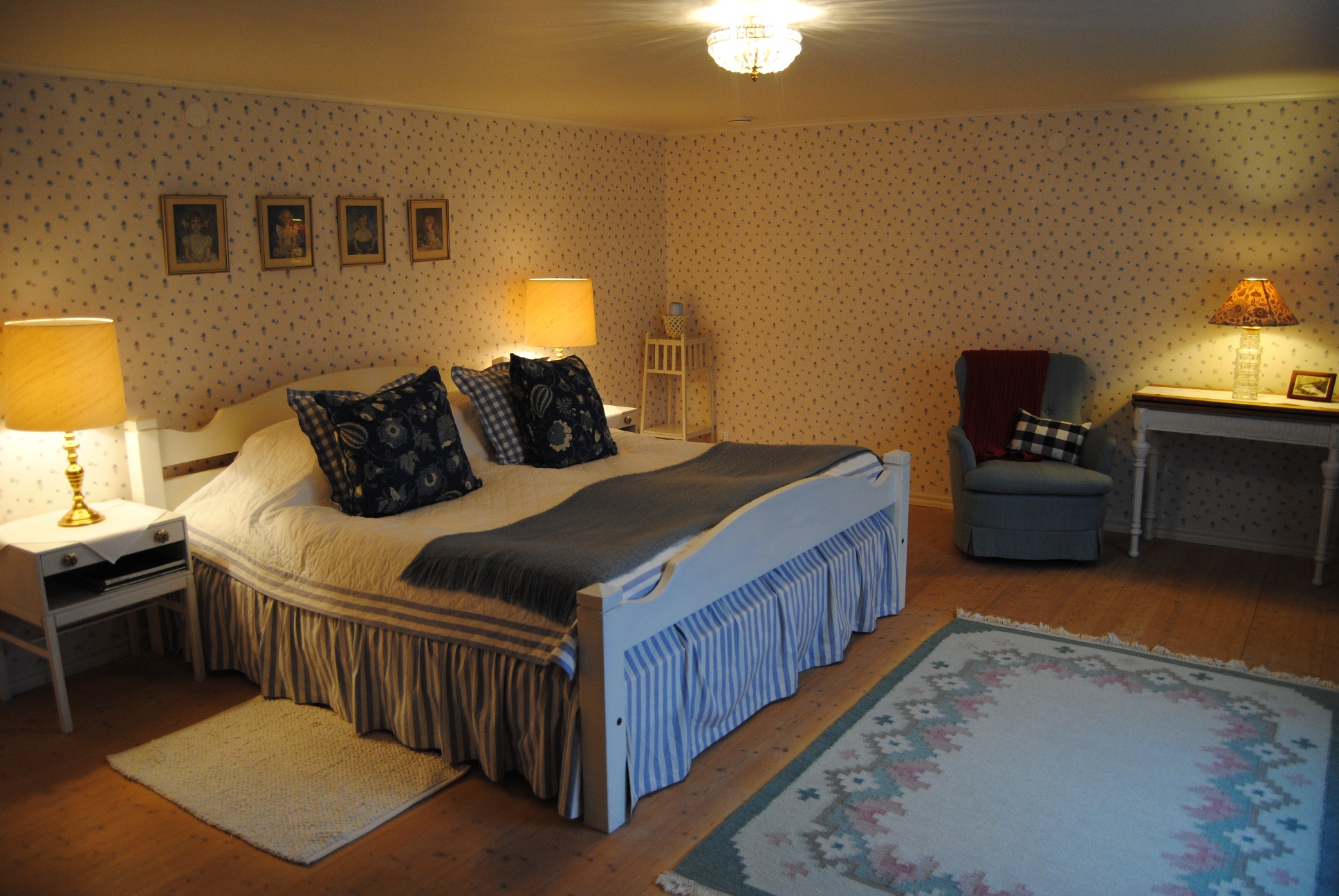 Ombonat hotellrum med dubbelsäng.