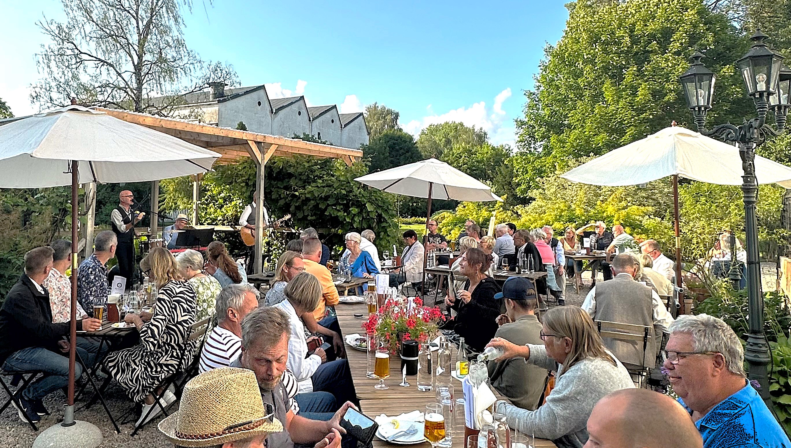Musikunderhållning på Rydals Herrgårds fullsatta uteservering