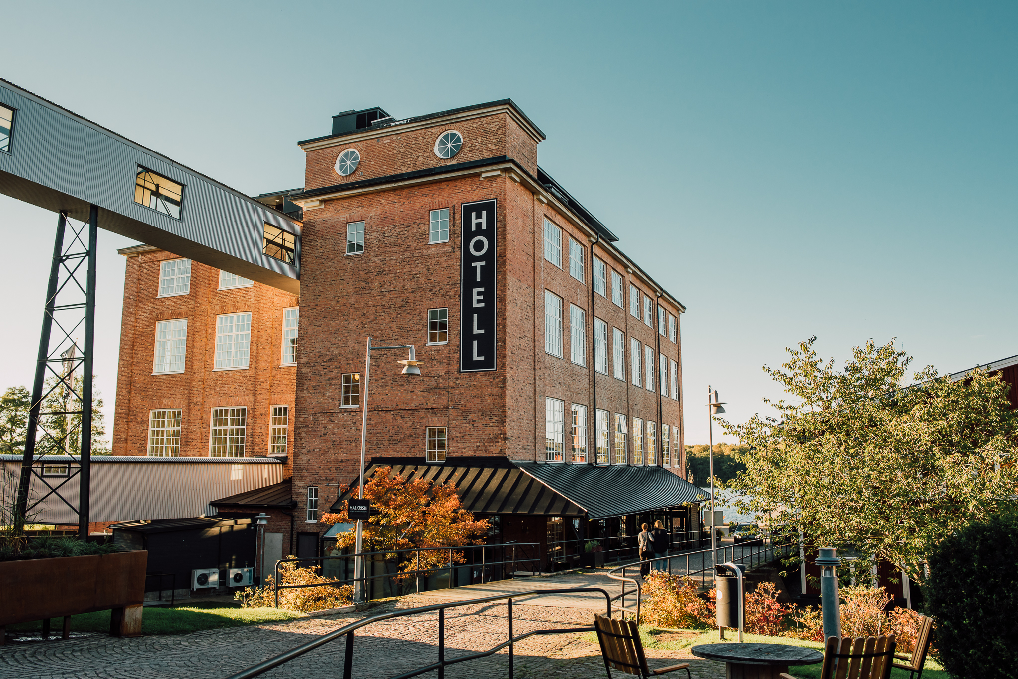 Vacker tegelbyggnad med stora fönster.