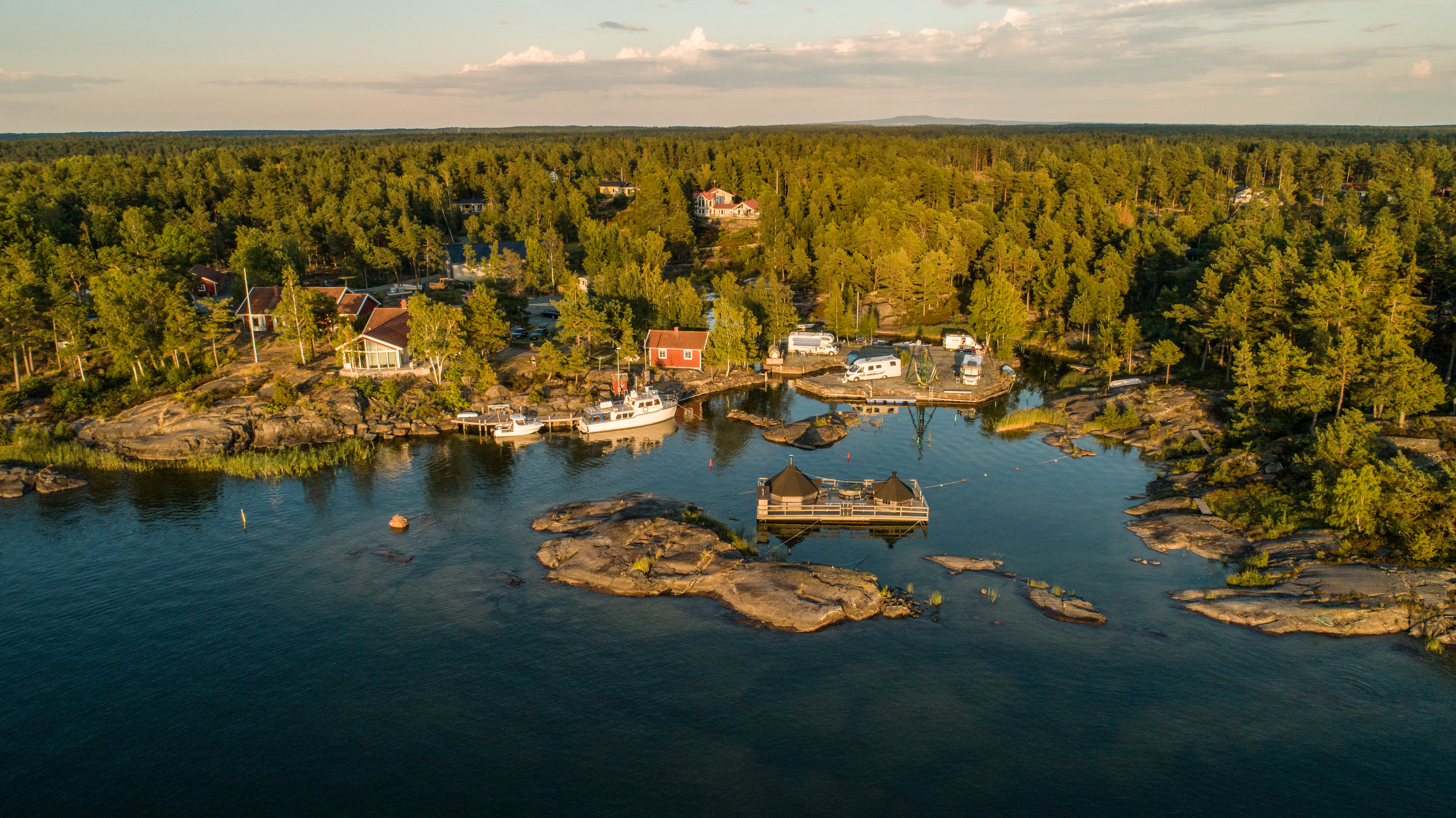 Vacker panoramabild från ovan över Naven Outdoor Experience.