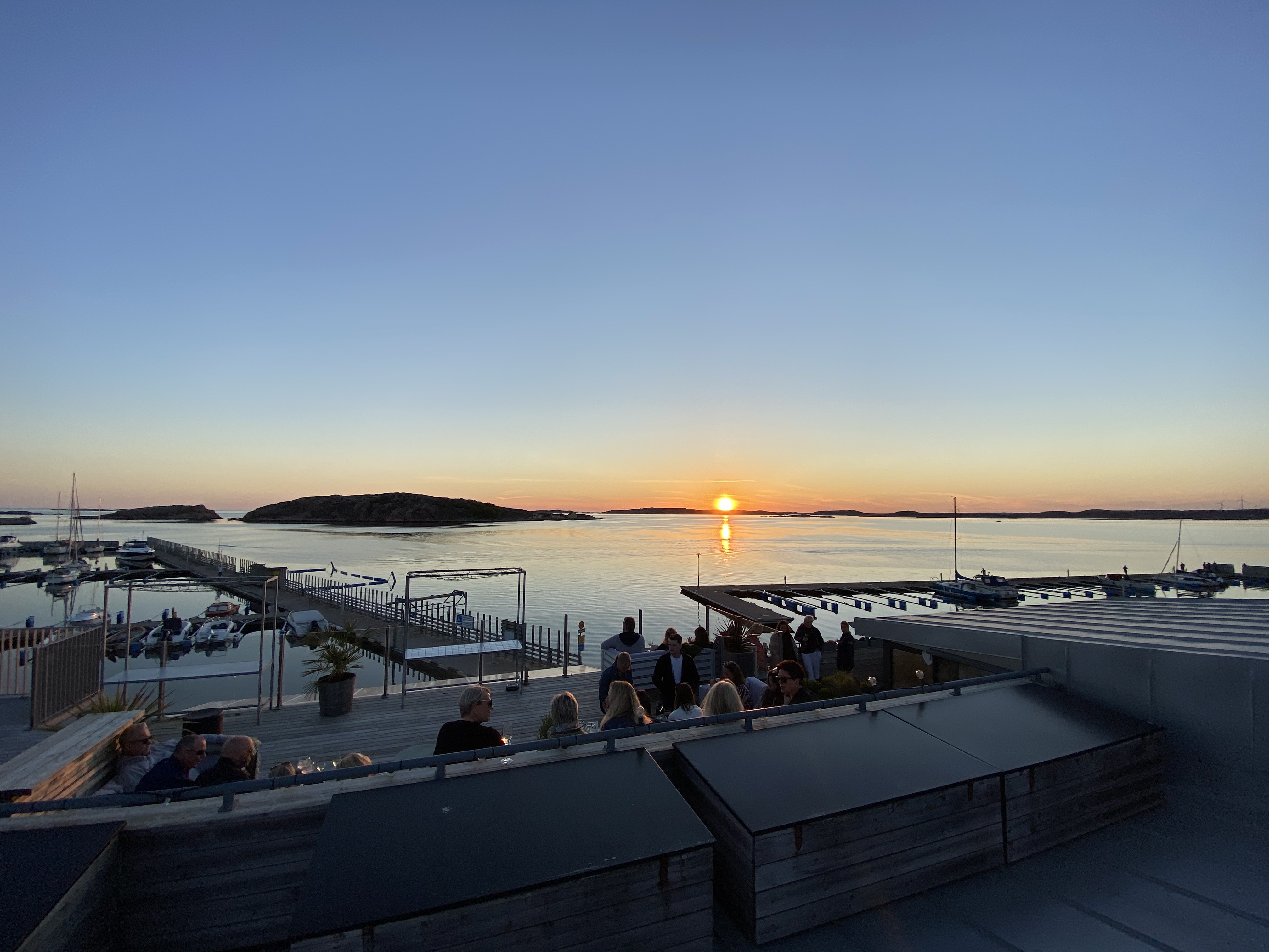 A beautiful sunset over the guests on the terrace at Norra Hamnen 5