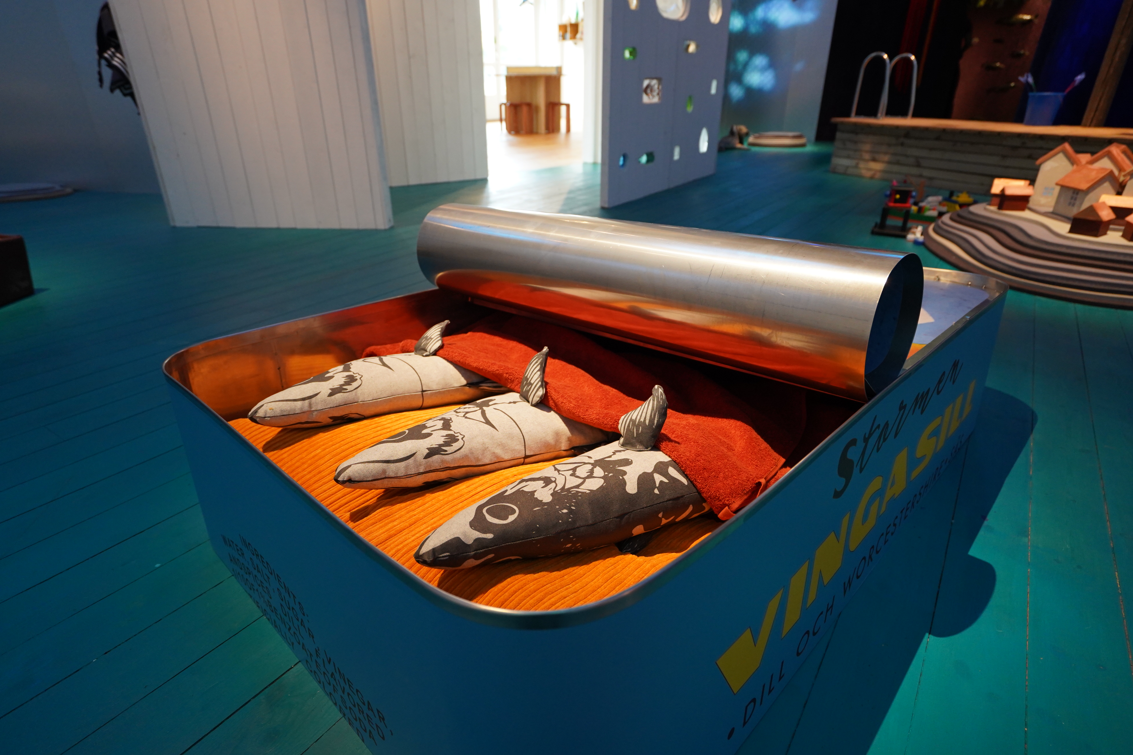 Packade sillar i utställningen Hej havet! på Bohusläns Museum