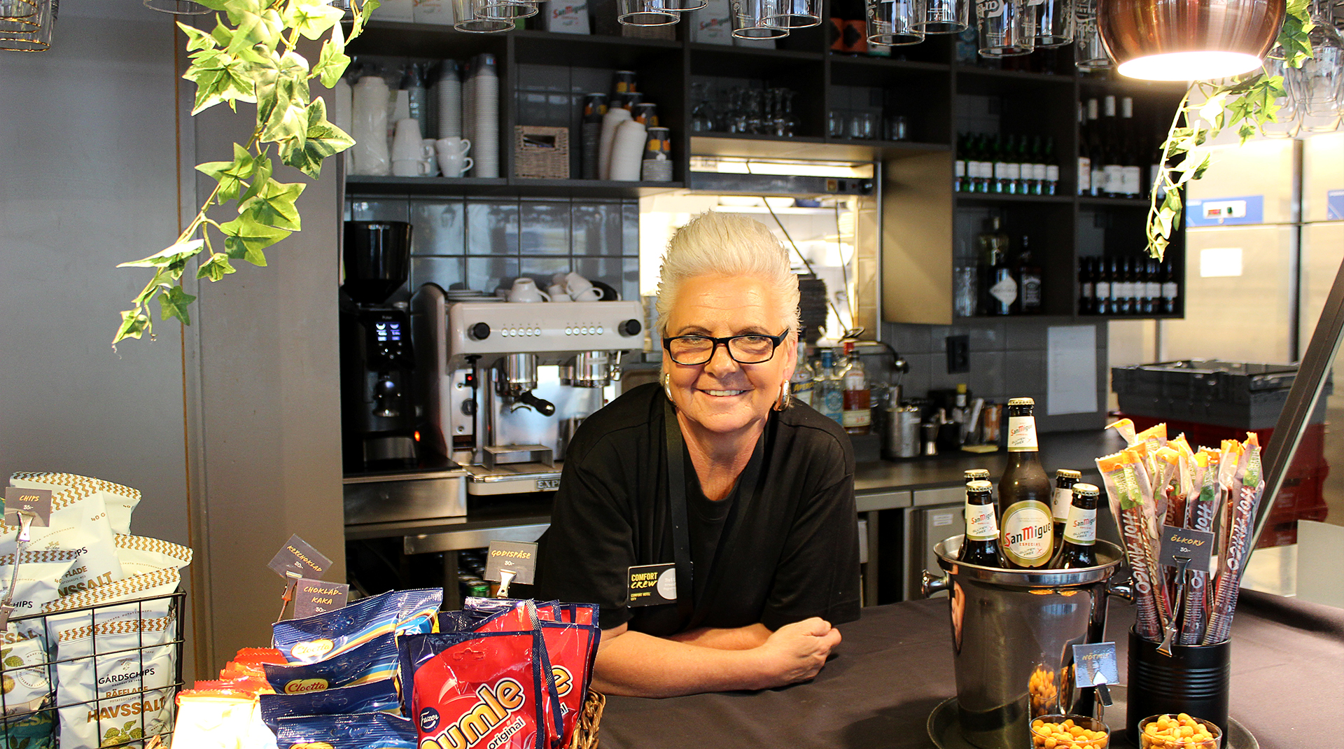 A female staff menber at the Comfort Hotel City