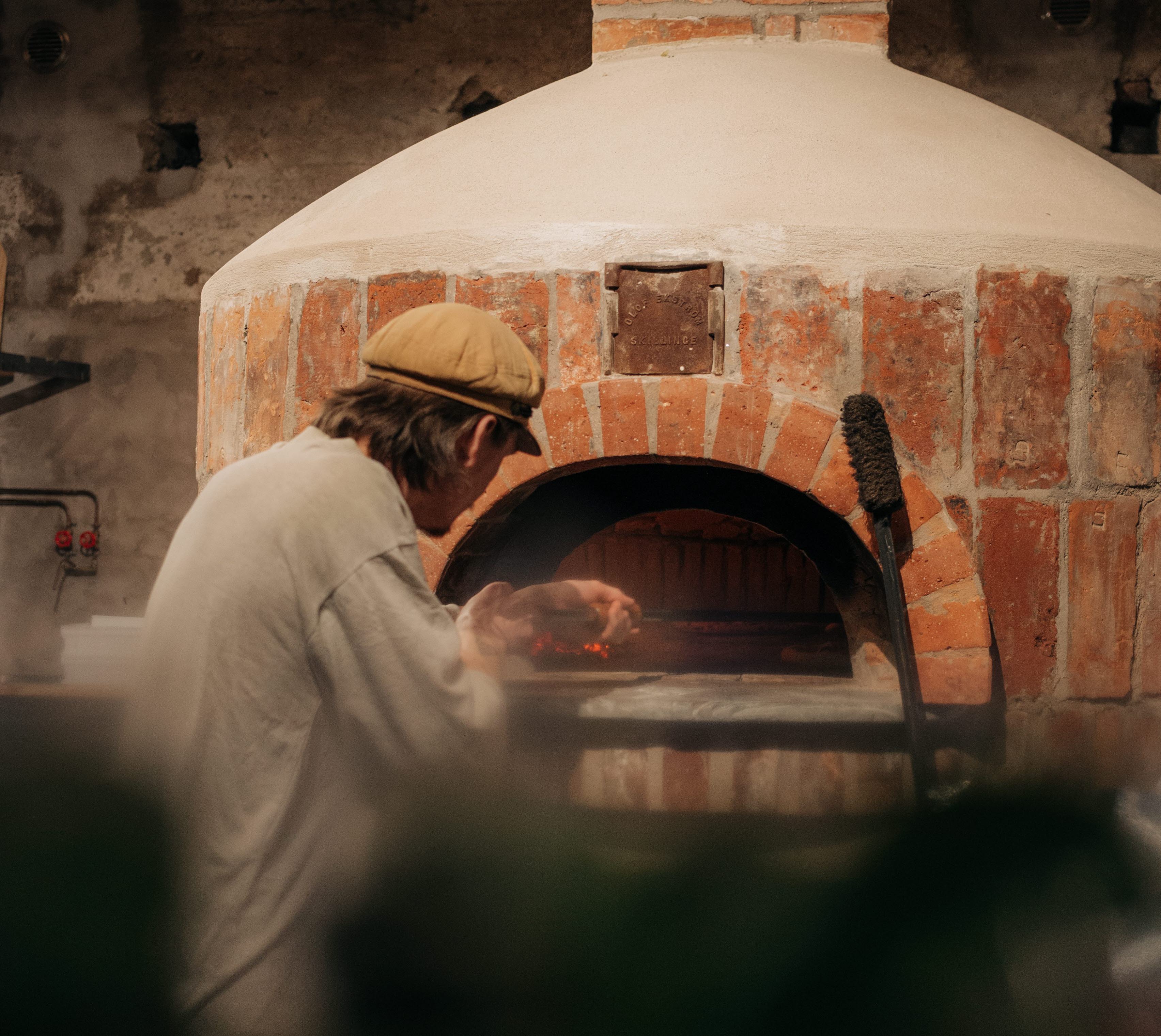 Pizzabakning i vedeldad ugn hos Vedens Lustgård