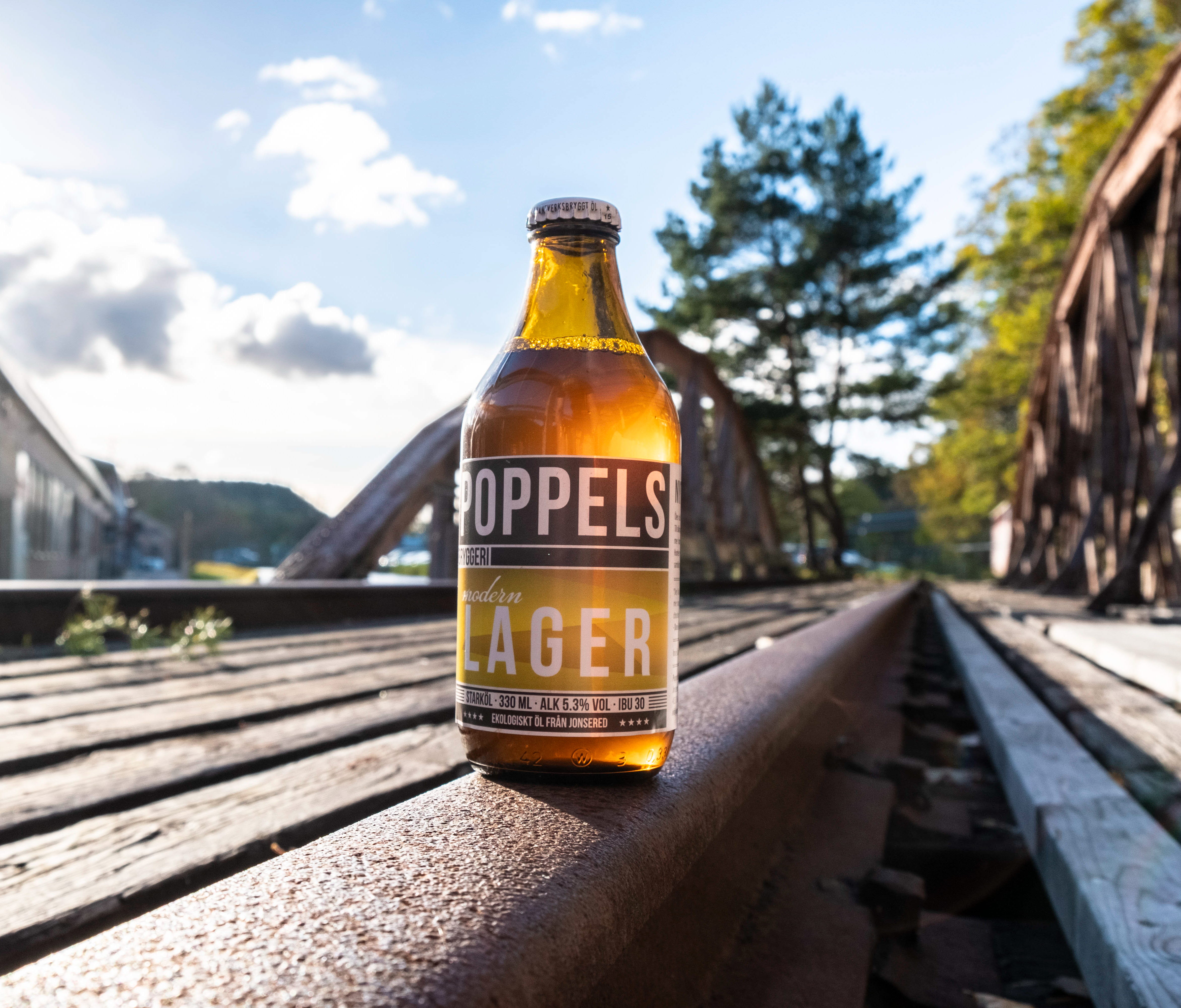 Ölflaska på en av gångbroarna utanför Poppels Bryggeri i Jonsered.