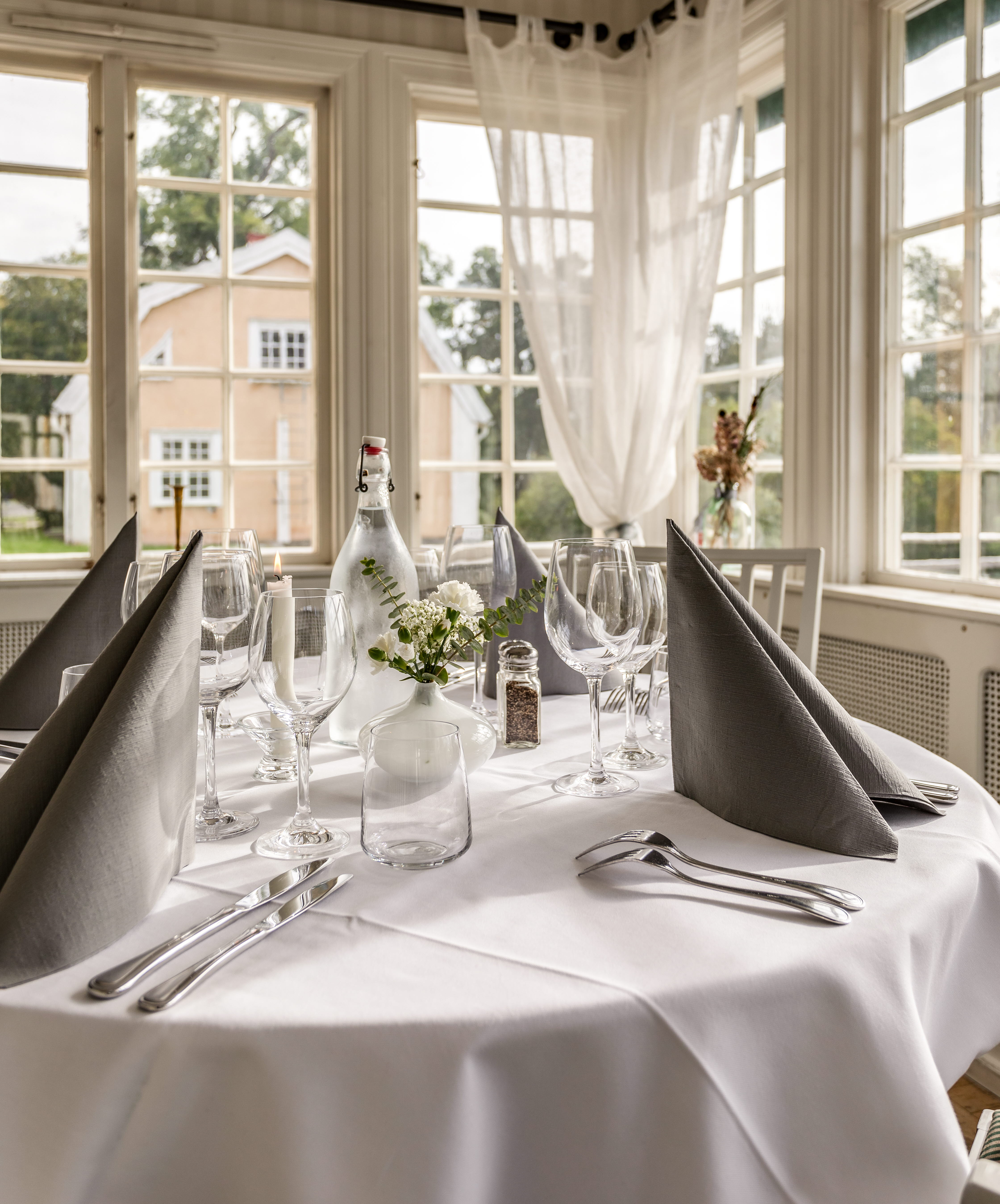 Dukat middagsbord i restaurangen på Ronnums Herrgård