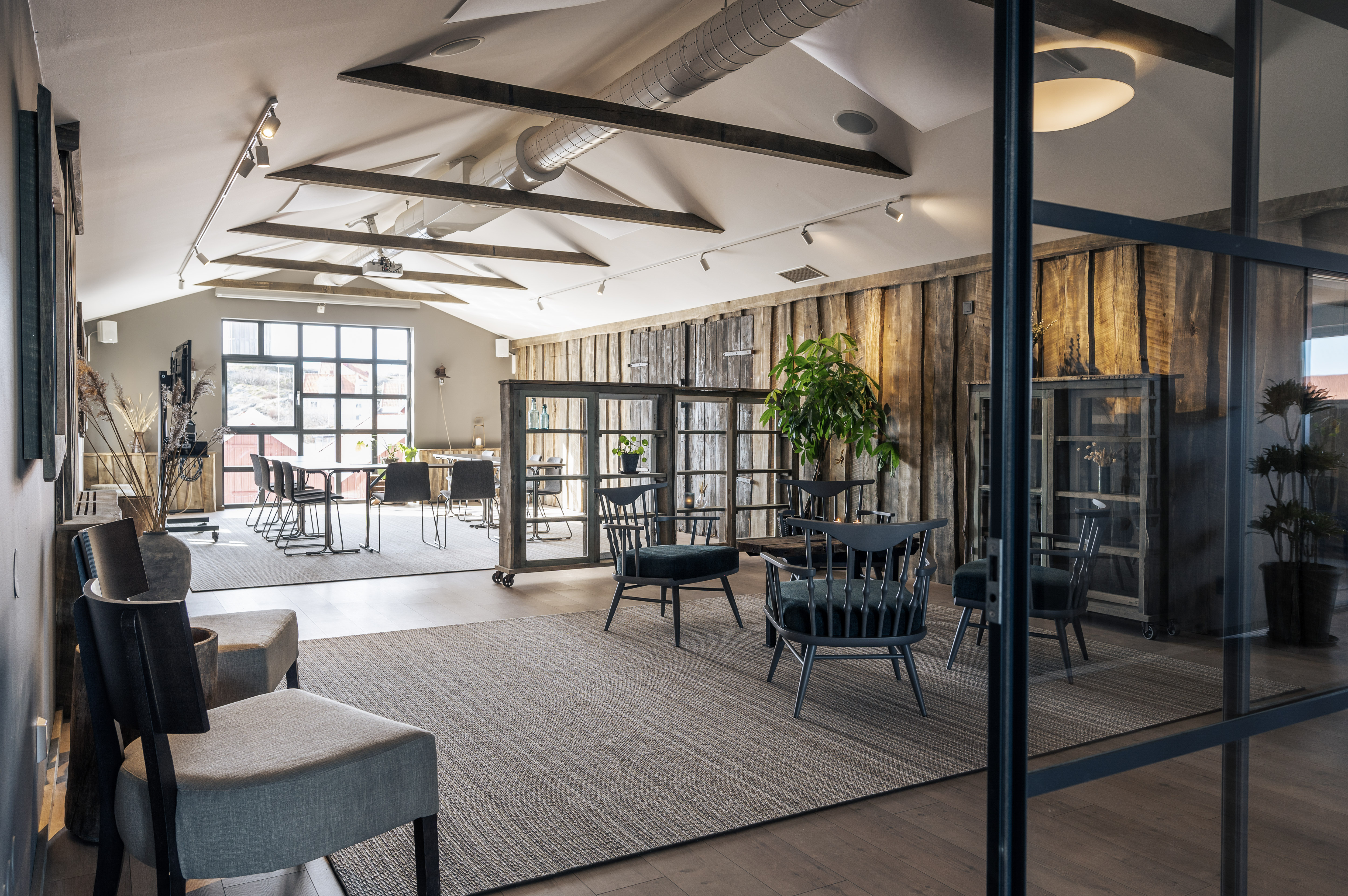 Konferenslokal med stora fönster.