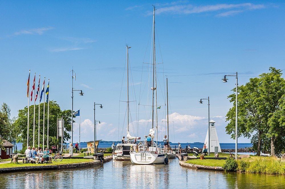Segelbåtar vid Sjötorps slusstation ut mot Vänern