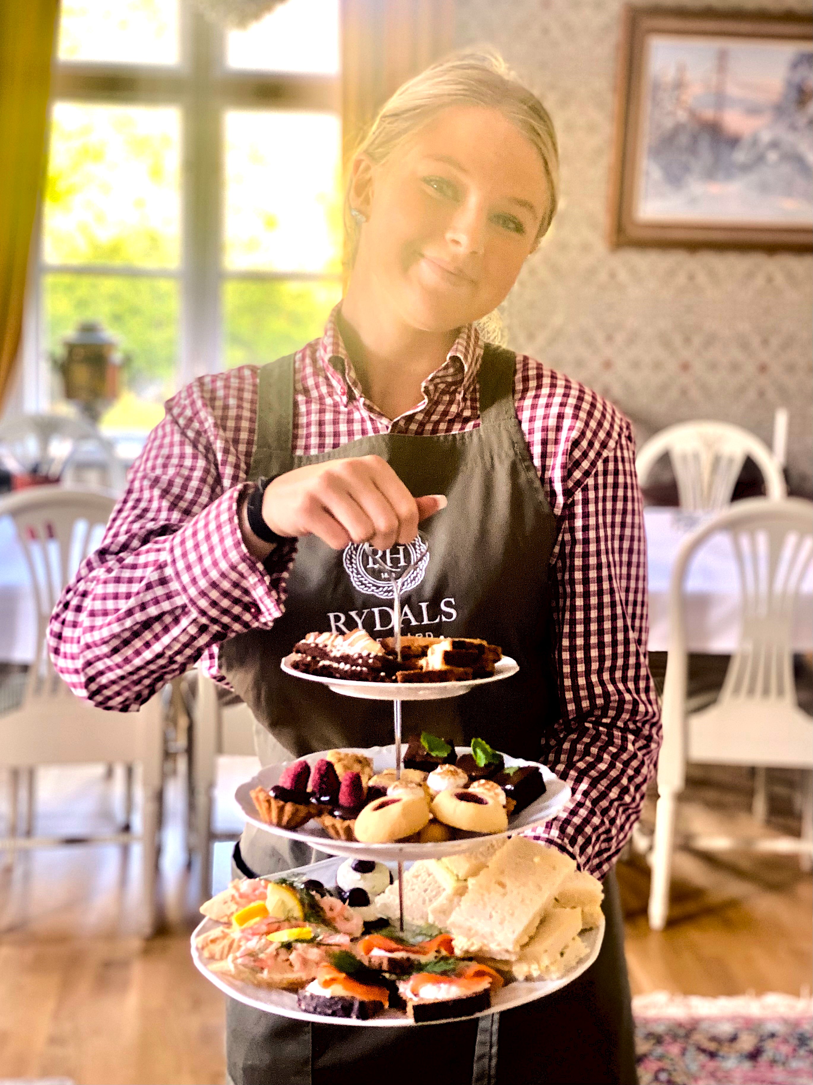 Servitris med läckert kakfat på Rydals Herrgård