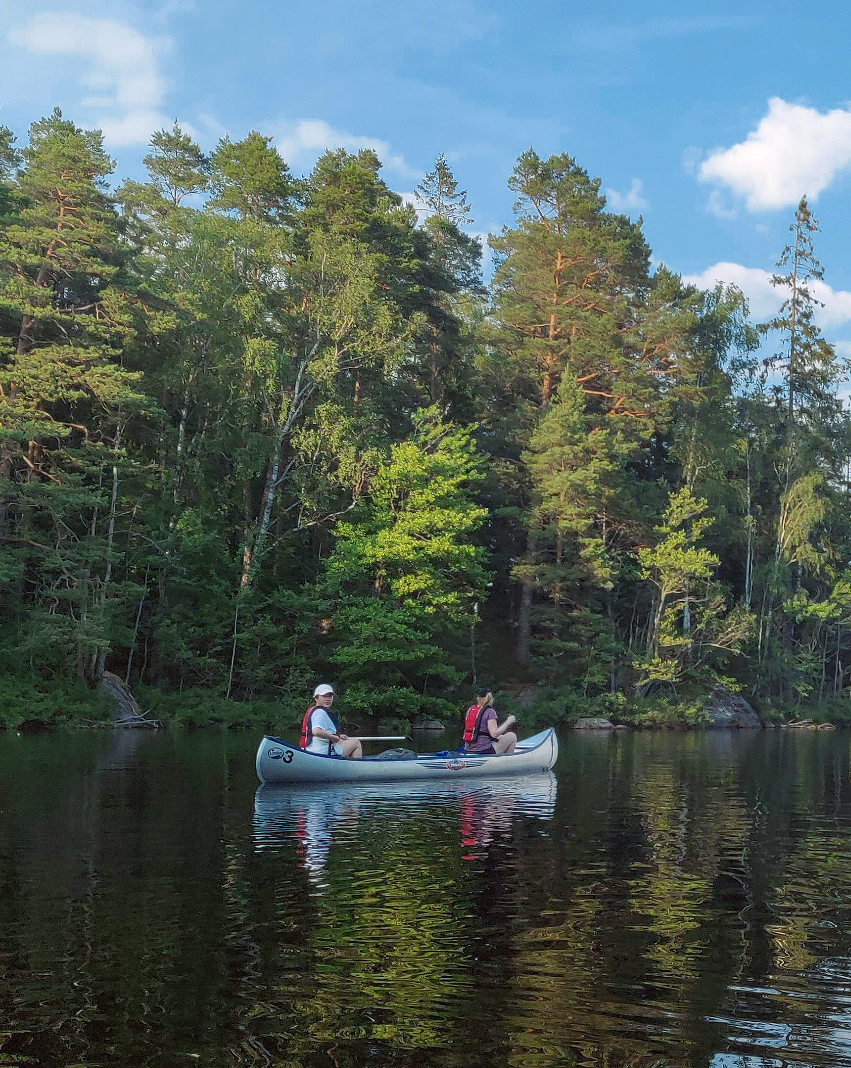 Tjejer som paddlar i en kanot på Sävelången