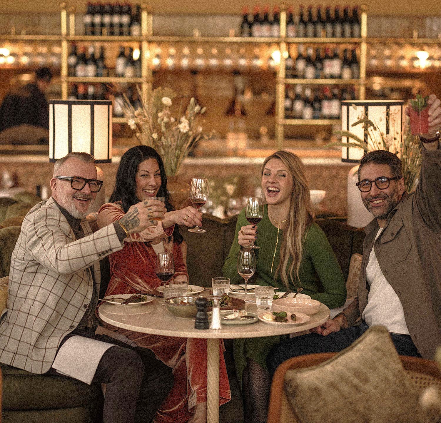 Skålande restauranggäster på Hjortviken Country Club