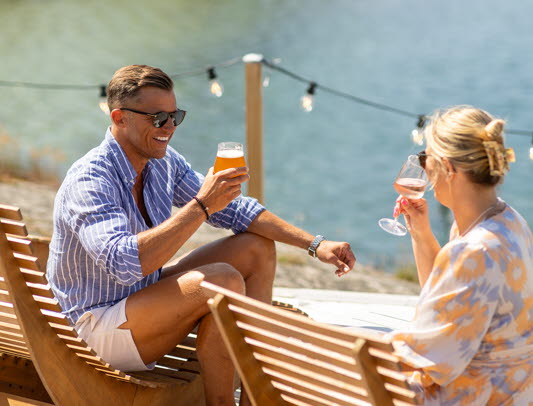 Skålande sommargäster på Elviras Skärgårdskrogs utomhusterrass, Lilla Brattön