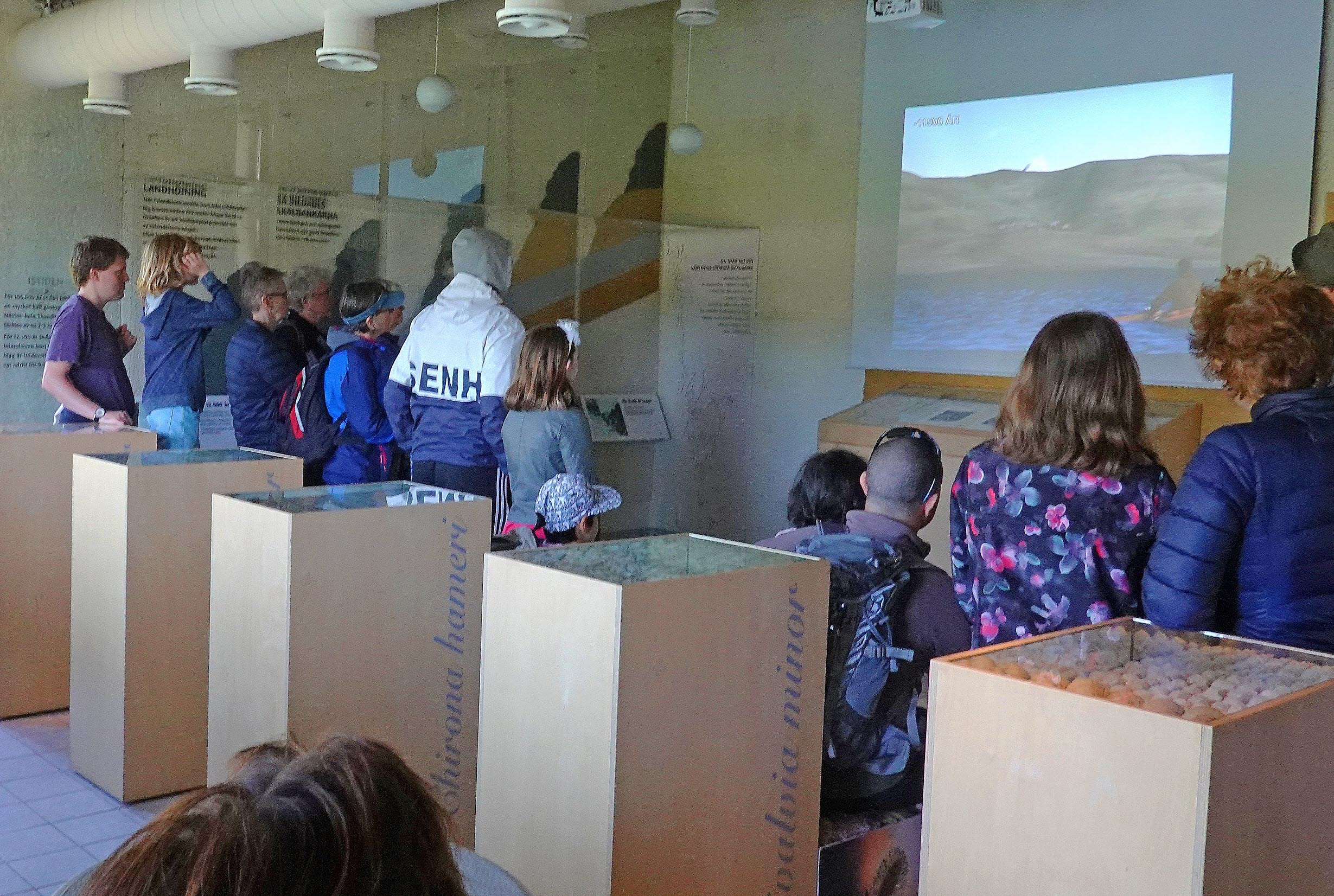 Utställning med besökare på Skalbanksmuseet.