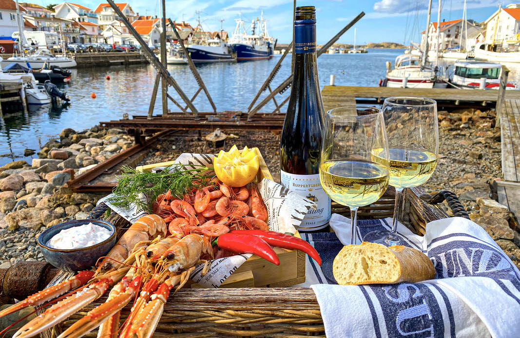 A delicious seafood picknick with white wine and a beautiful seaside view at Skaftö Hotell Villa Lönndal