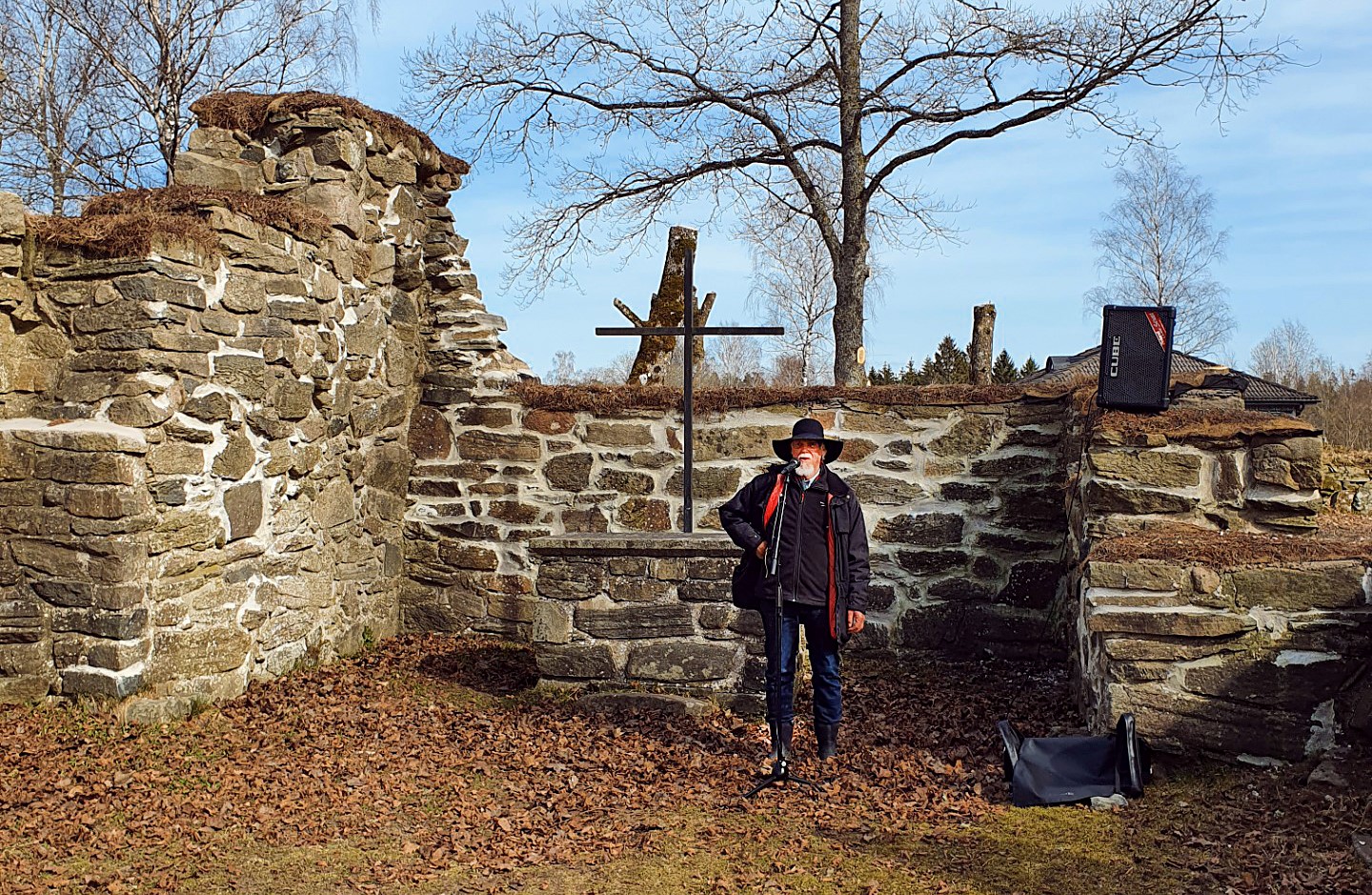 Skallsjögårdens ordförande Lars-Erik Karlsson vid Skallsjö by kyrkoruin