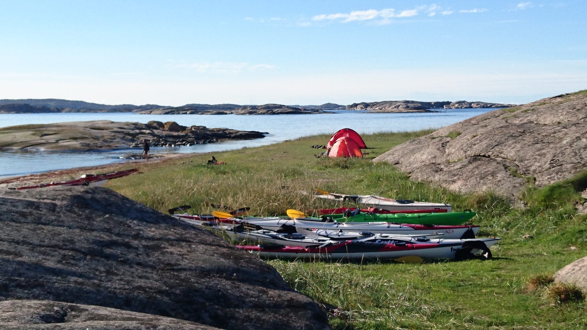 Kayaks on a an island, Skärgårdsidyllen