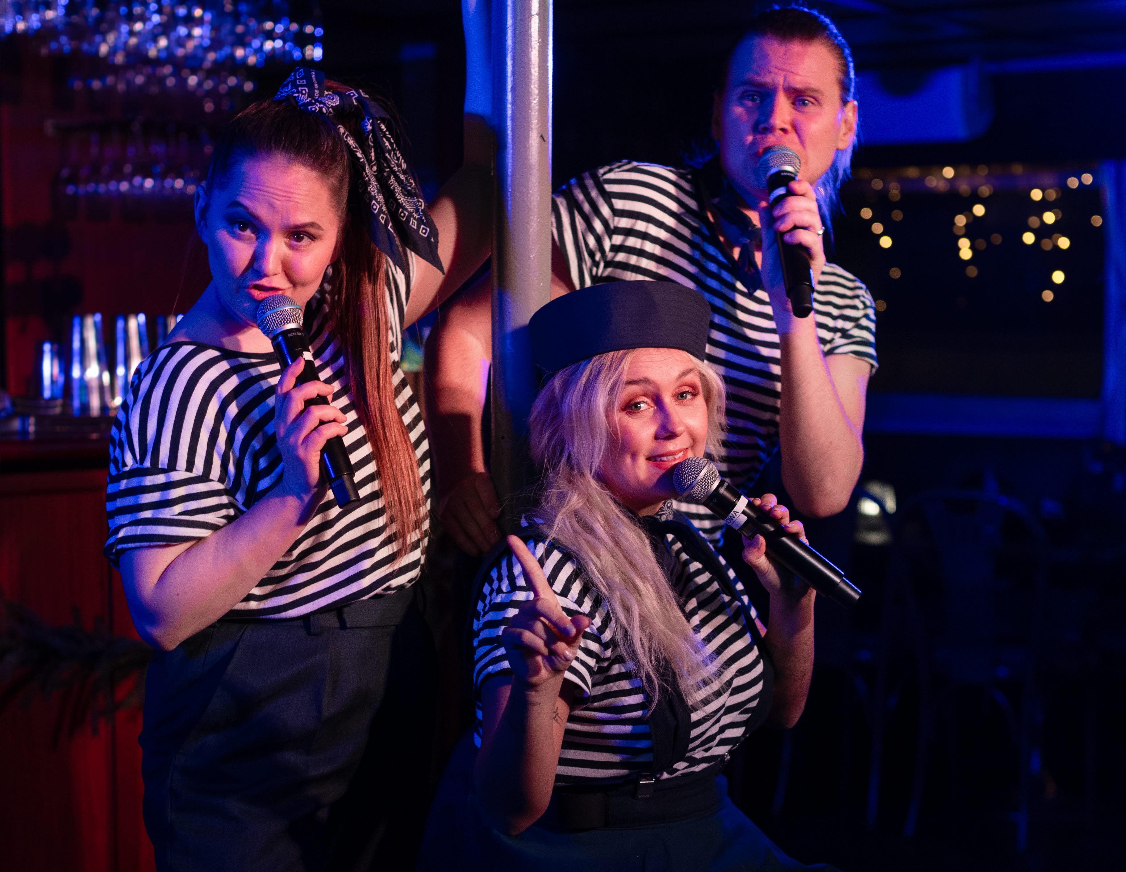 Showartister som sjunger och underhåller på en båt.