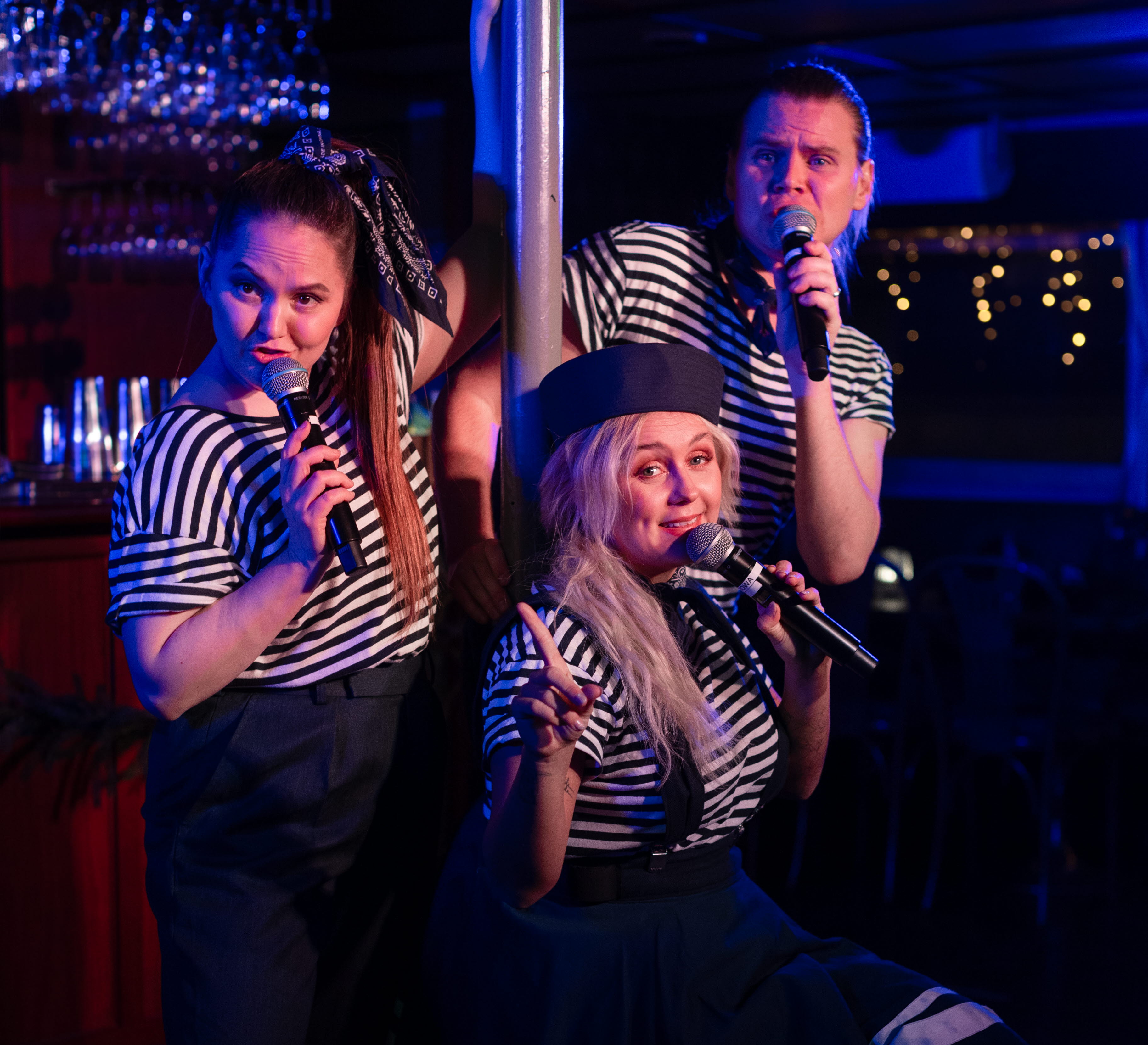 Showartister som sjunger och underhåller på en båt.