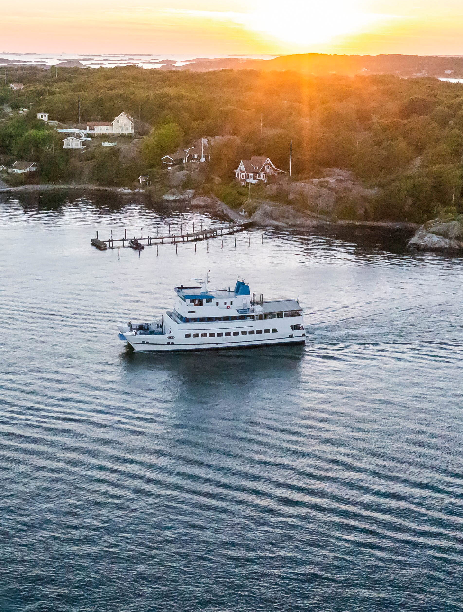 Båt i skärgården i solnedgången.