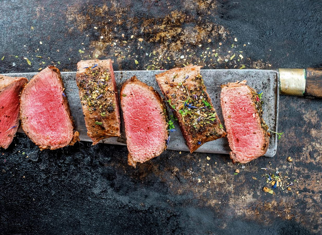 Skivat kött på kökskniv, Restaurang Bryggan